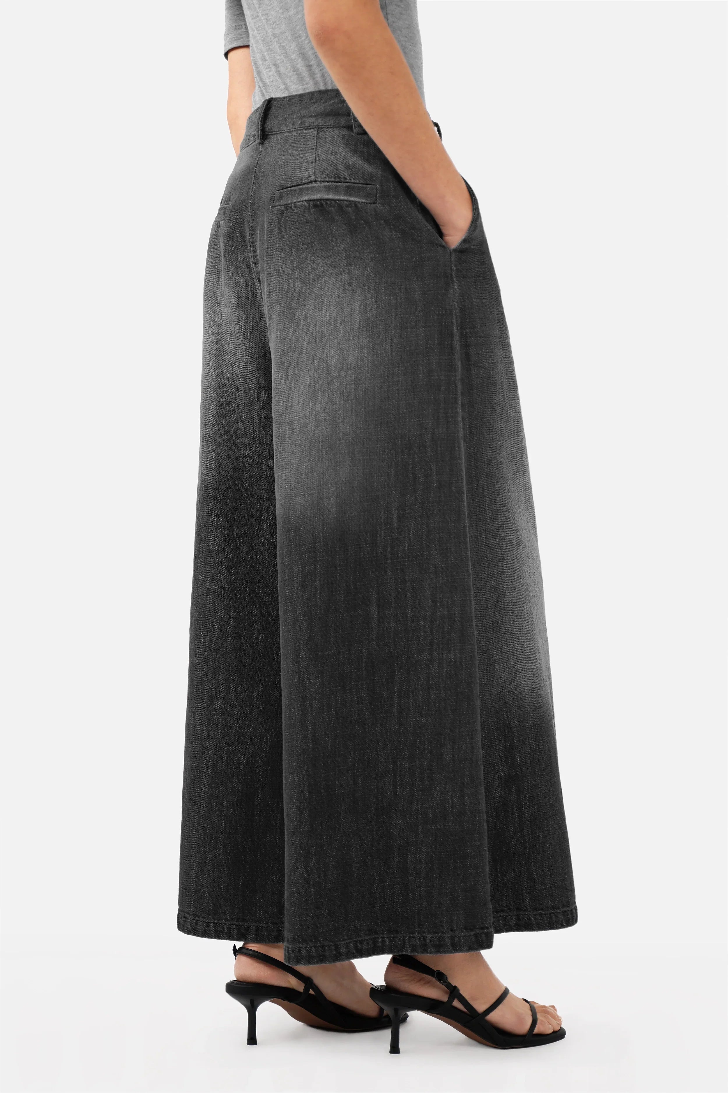 NEDITA Cropped Wide Leg Hose aus weicher Baumwolle in washed black mit verkürzter weiter Beinweite und modernen Degradé-Farbverlauf