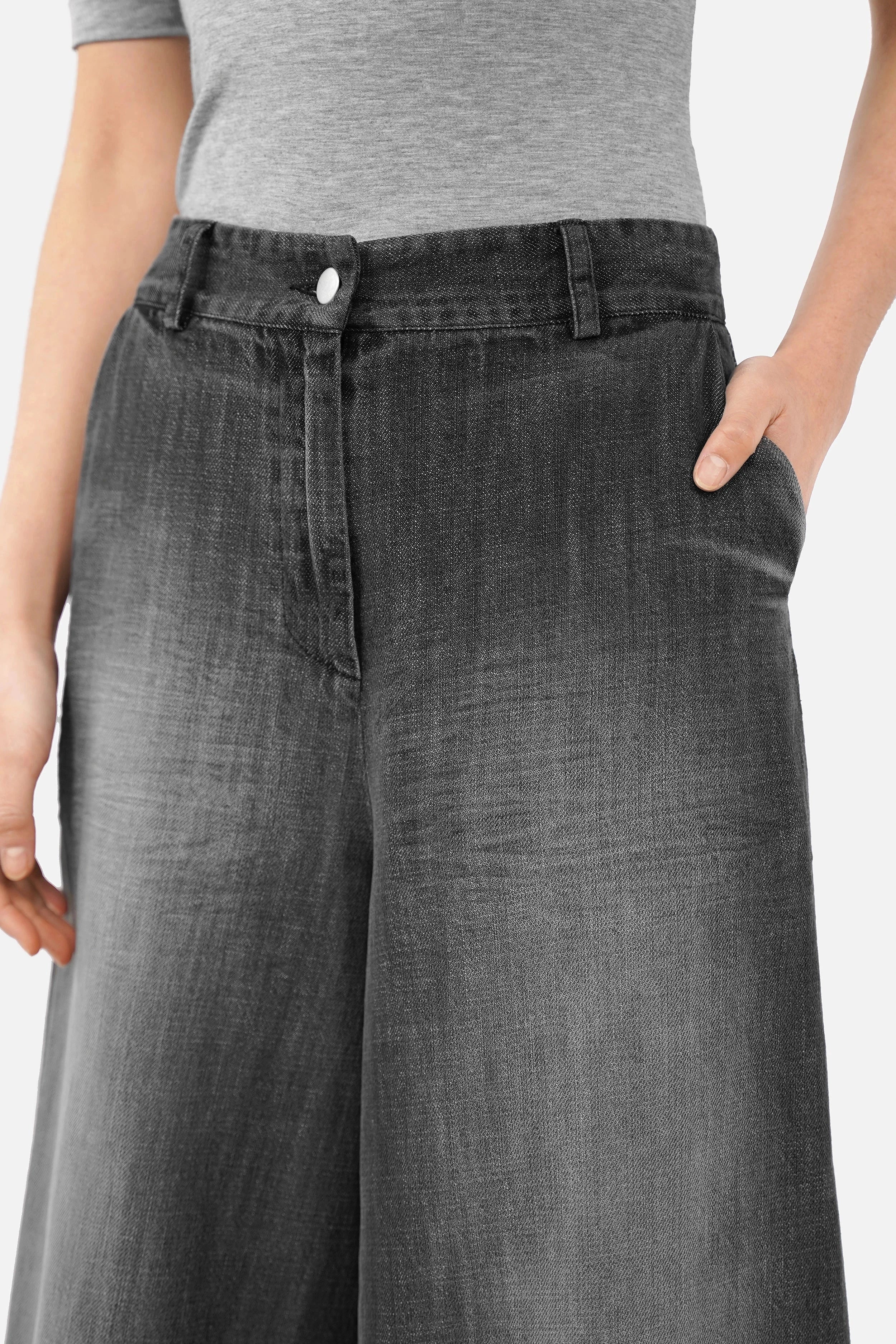 NEDITA Cropped Wide Leg Hose in Washed Black aus weichem Baumwollstoff mit verkürzter, weiter Beinweite und modernem Degradé-Effekt.