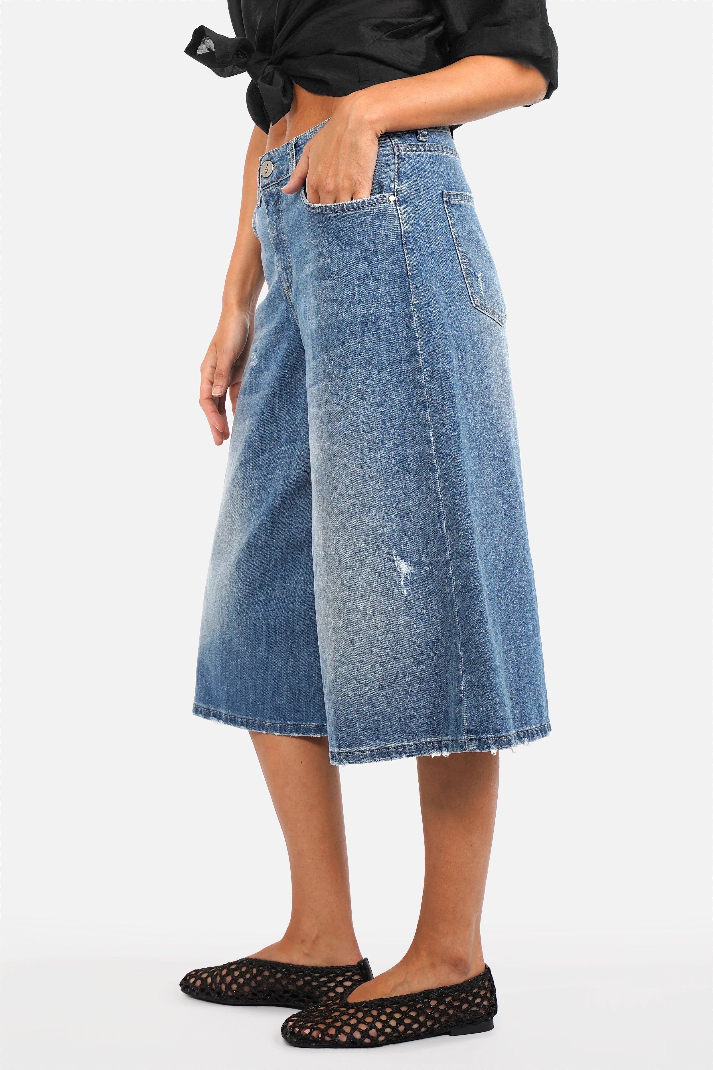 NELKA Weite Bermuda-Jeans italienische leichte Denim Jeans mit weitem Bein und Destroyed-Waschung