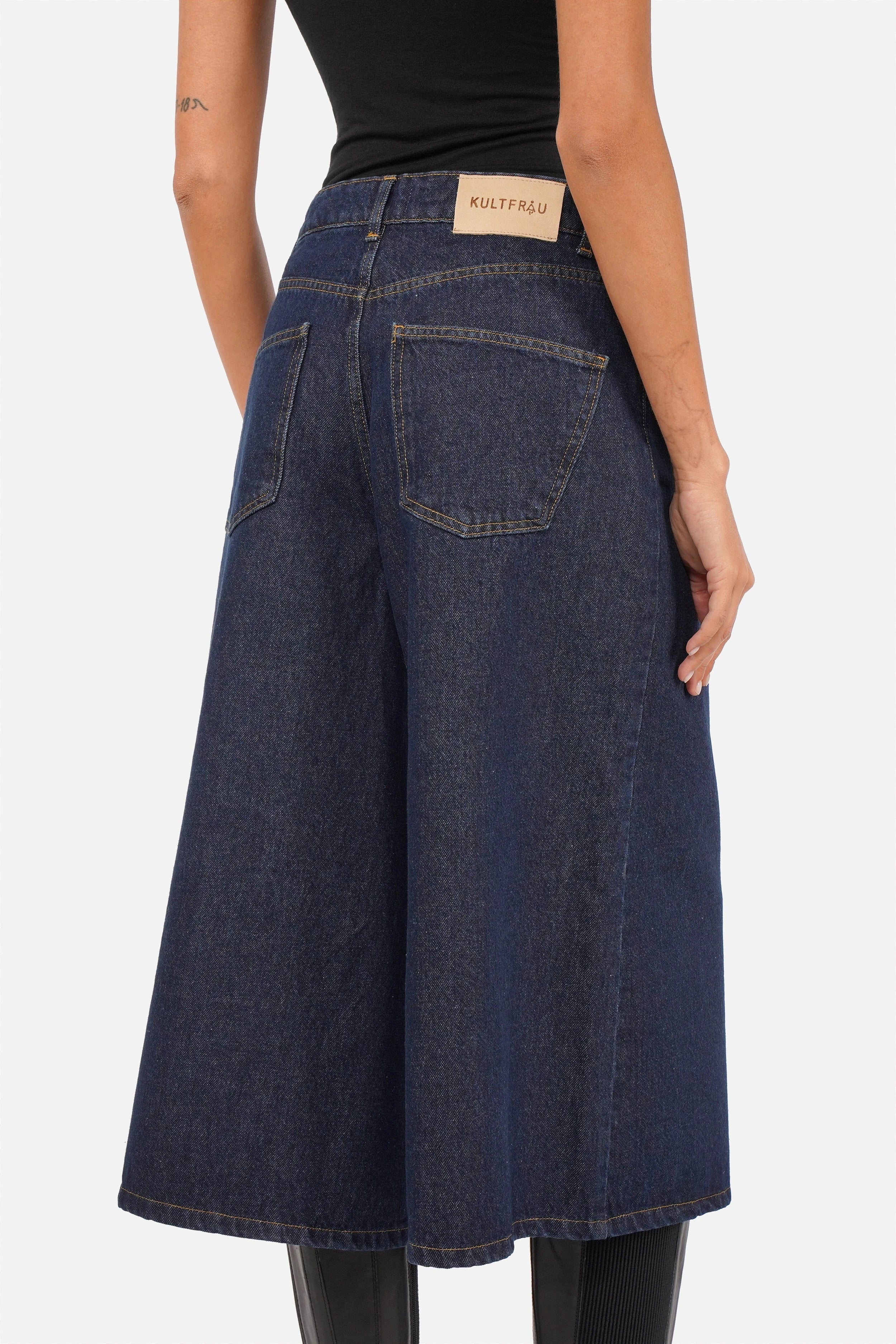 NELKA weite Bermuda-Jeans aus leichtem italienischem Denim mit Destroyed-Waschung und entspannter Passform