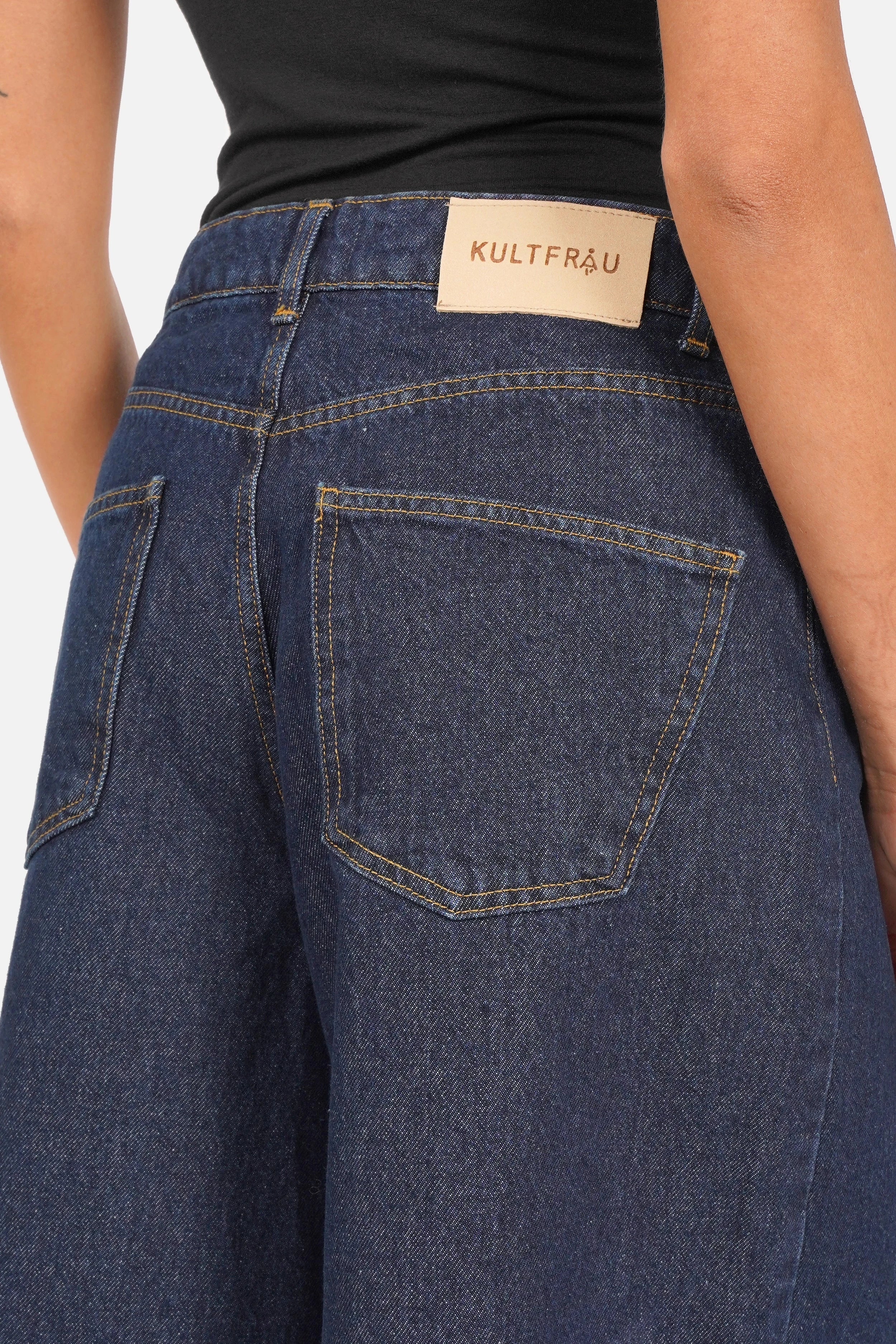 NELKA weite Bermuda-Jeans aus leichtem italienischem Denim mit Destroyed-Waschung und Relaxed Fit