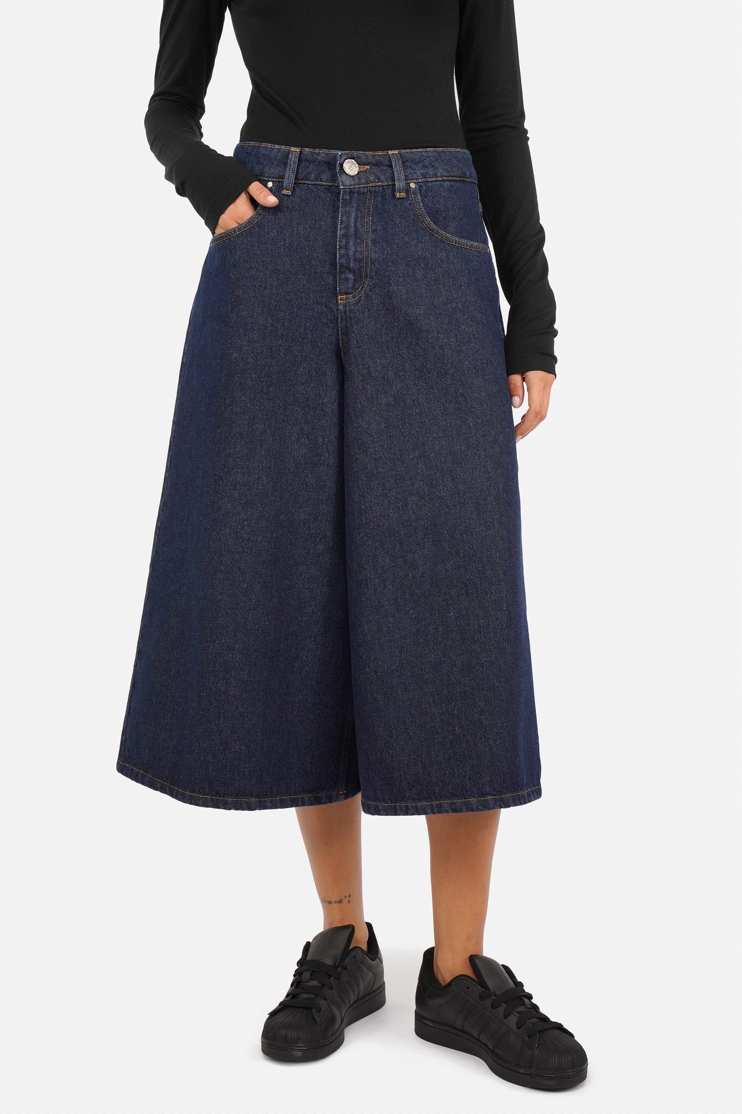 NELKA weite Bermuda-Jeans aus leichtem, italienischem Denim mit destroyed Waschung und relaxed Fit