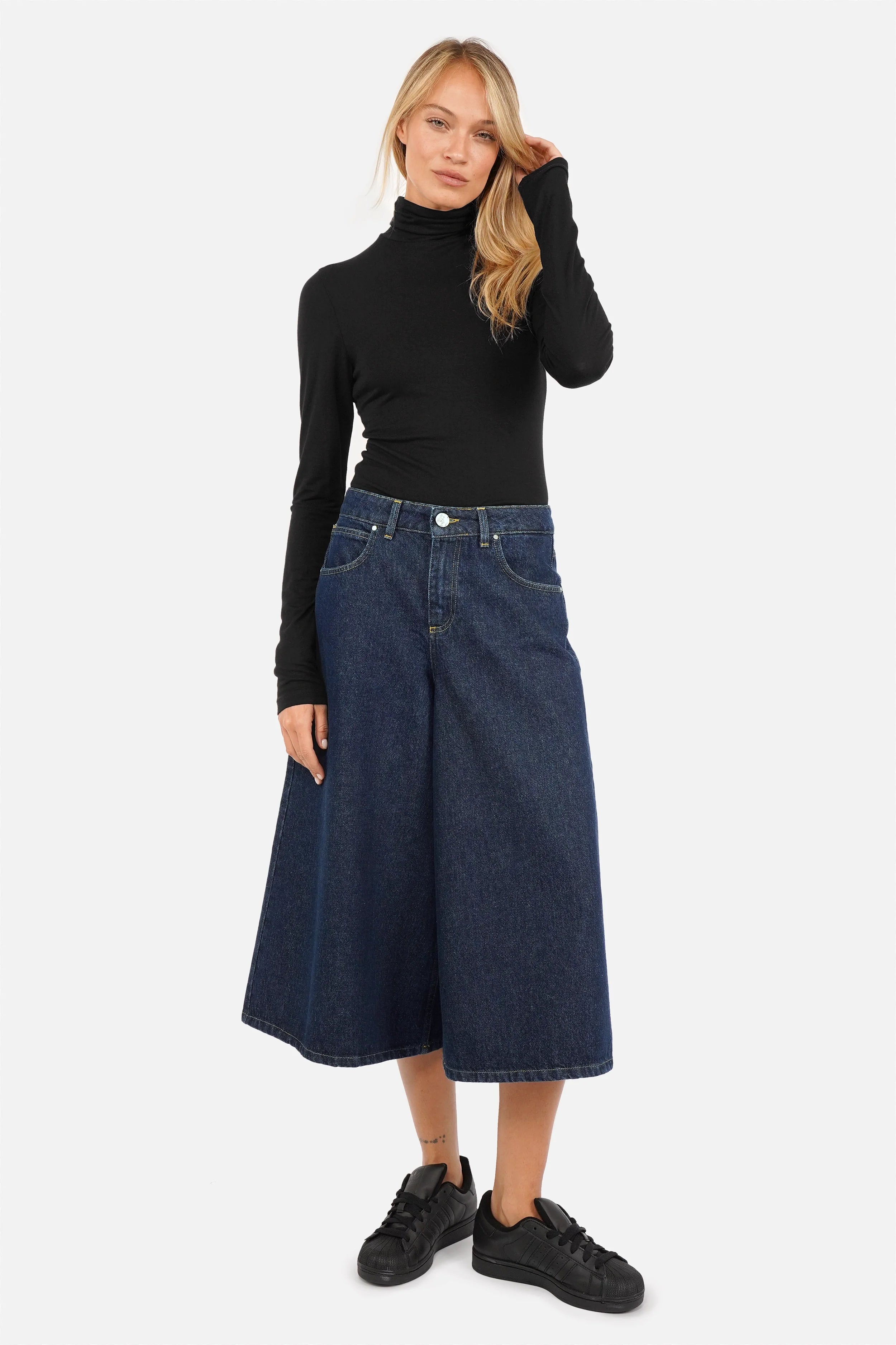 NELKA weite Bermuda-Jeans aus italienischem Denim mit dunkler Waschung und relaxed Fit