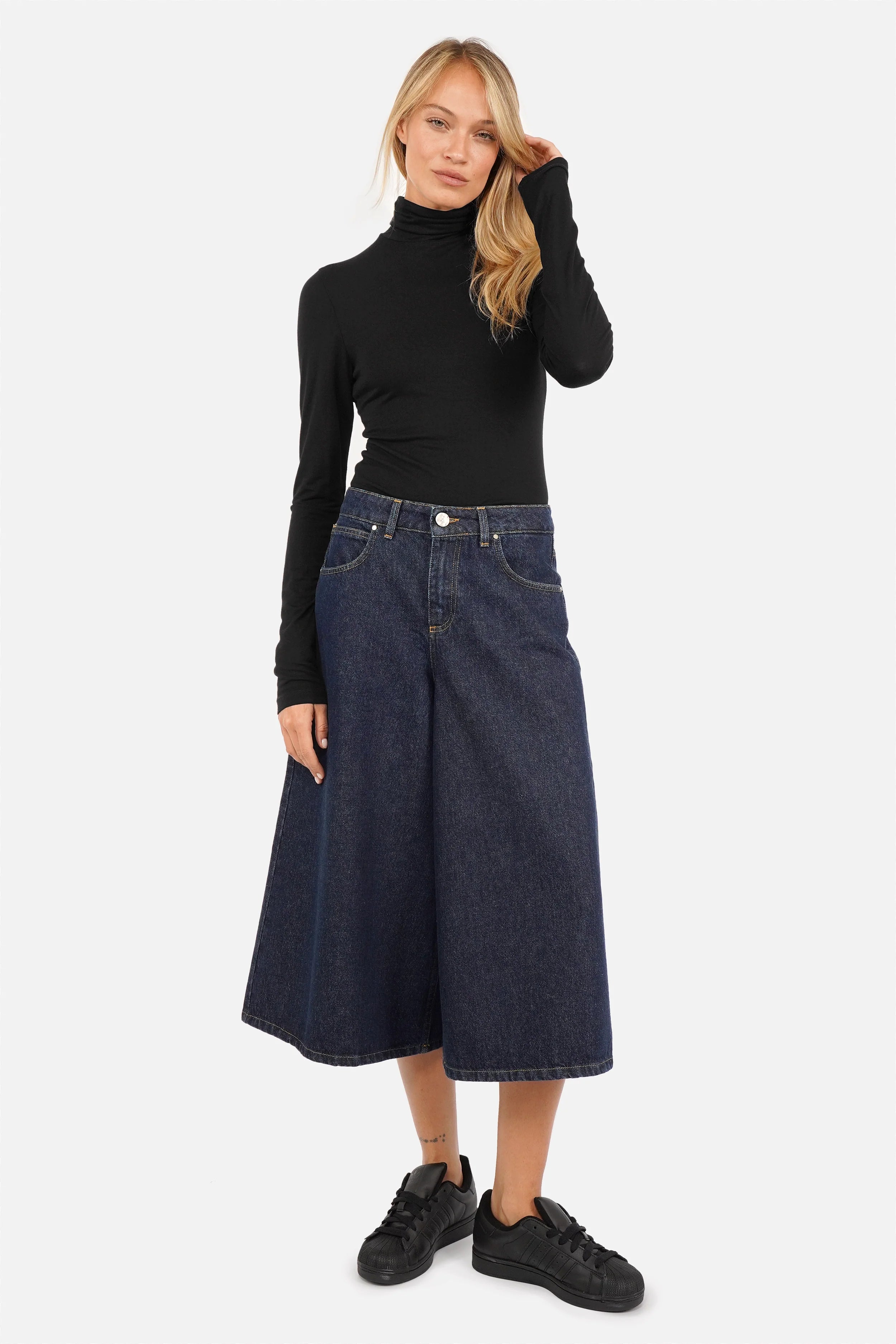 NELKA weite Bermuda-Jeans aus leichtem italienischem Denim mit destroyed Waschung und relaxed Fit