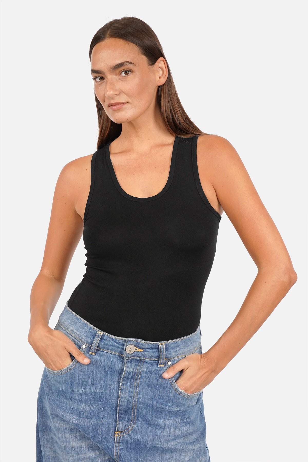 Weiches NICCA Tanktop aus Viskosejersey mit Rundhalsausschnitt und figurbetonter Passform in Größe XS, Rücklänge ca. 58 cm.