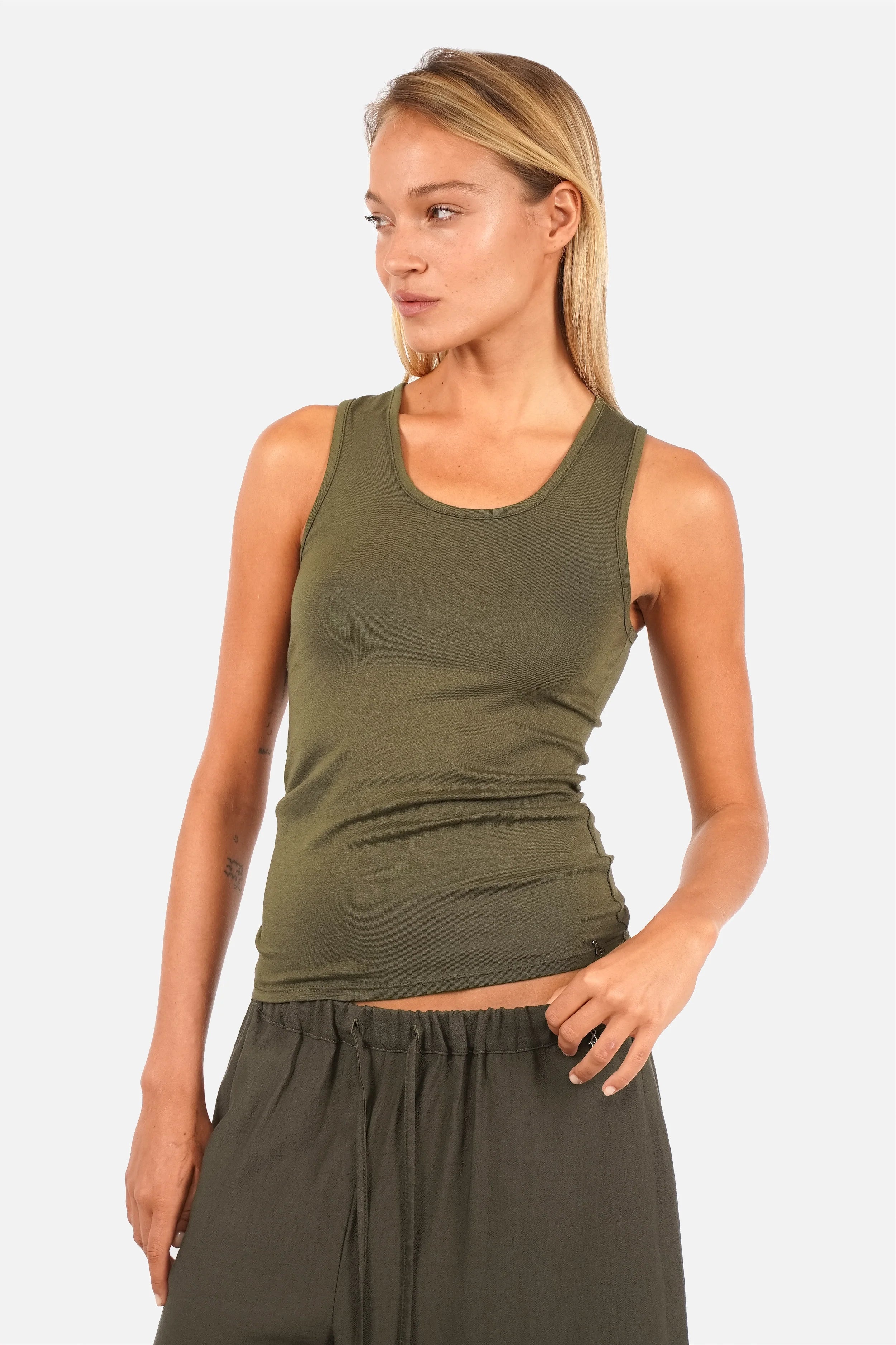 Feminines NICCA Tanktop aus weichem Viskosejersey mit Rundhalsausschnitt und figurbetonter Passform in Größe XS
