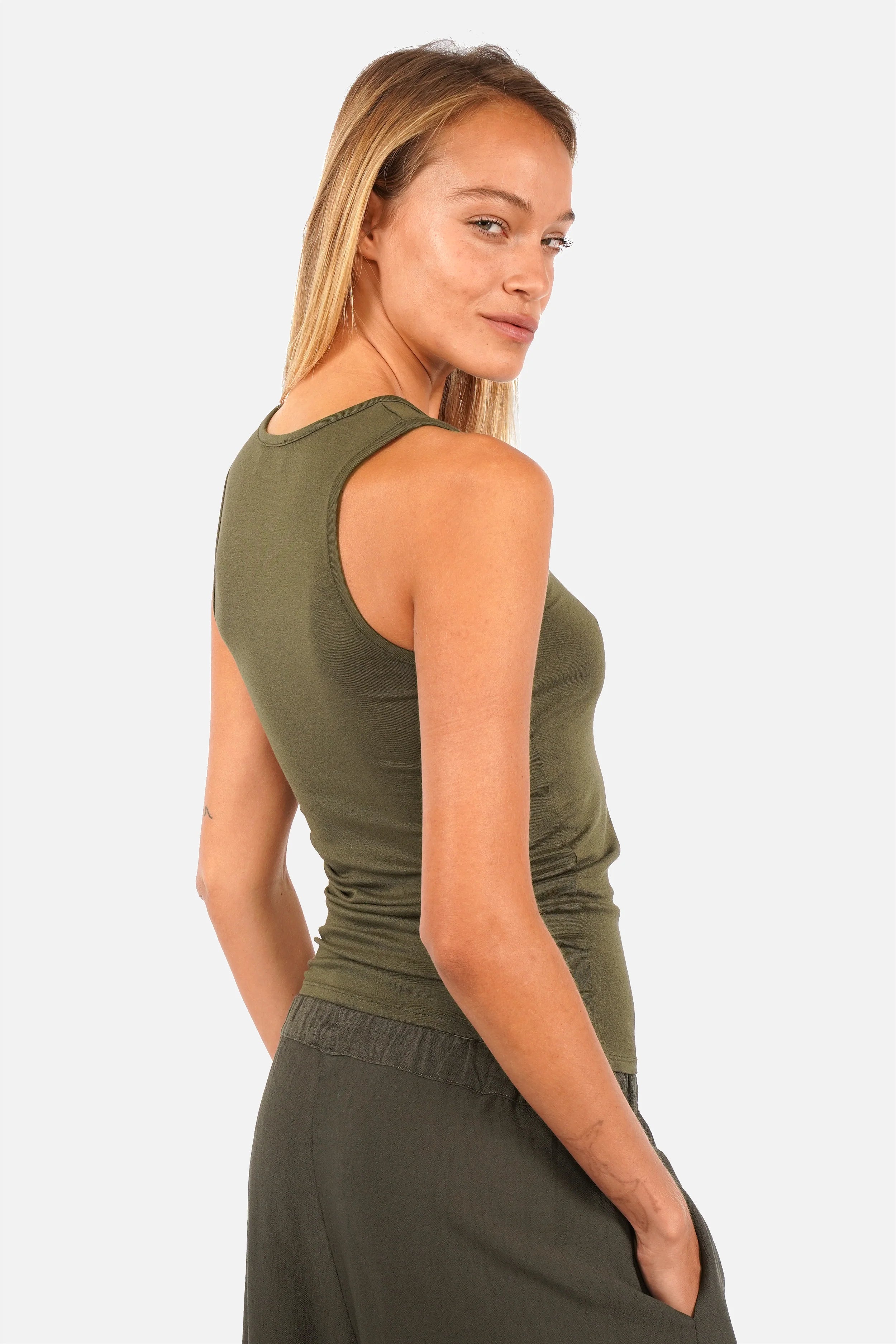 Weiches NICCA Tanktop aus Viskosejersey mit Rundhalsausschnitt, figurbetont und 58 cm Rückenlänge in Größe XS