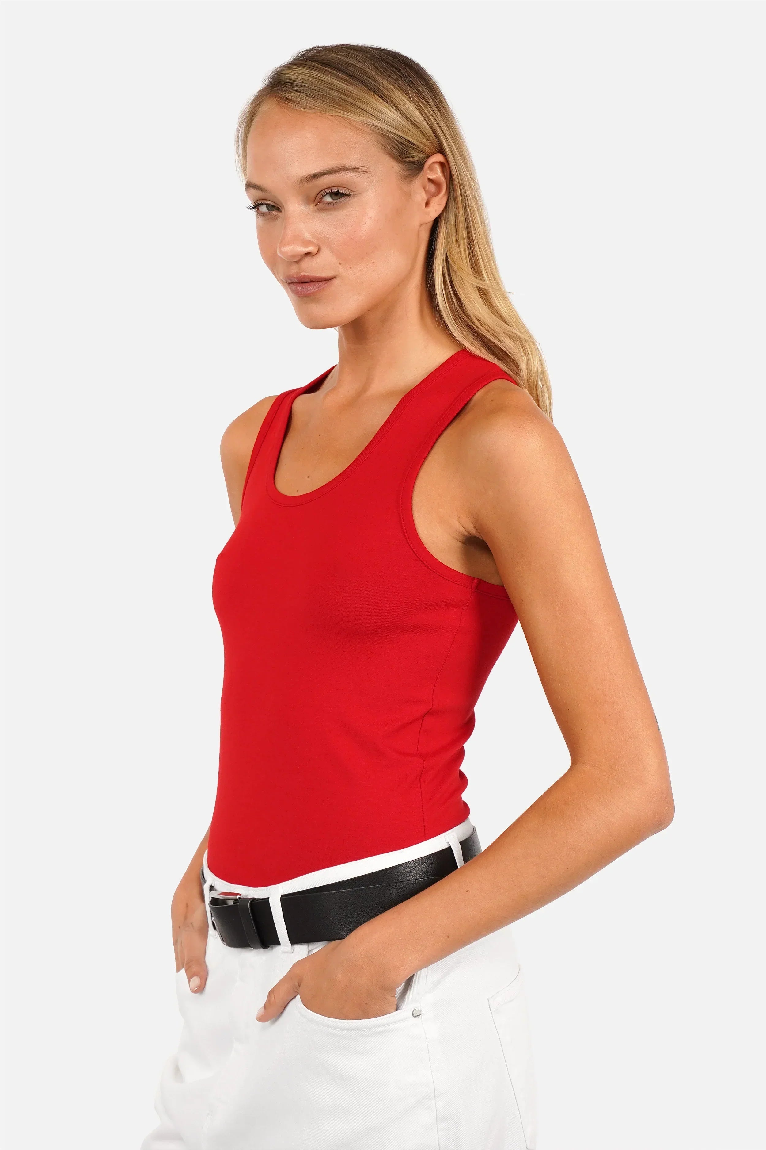Elegantes NICCA Tanktop aus weichem Viskosejersey mit Rundhalsausschnitt, figurbetont und 58 cm Rückenlänge in Größe XS.