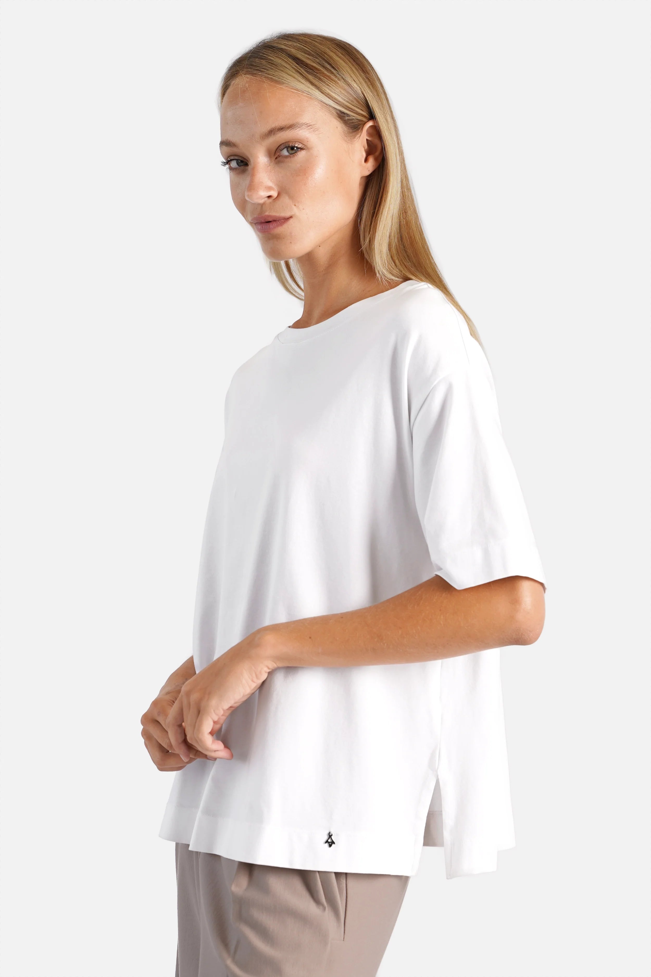 NITI.K Shirt aus elastischem Baumwolljersey mit Rundhalsausschnitt, kastiger Passform und Seitenschlitzen.