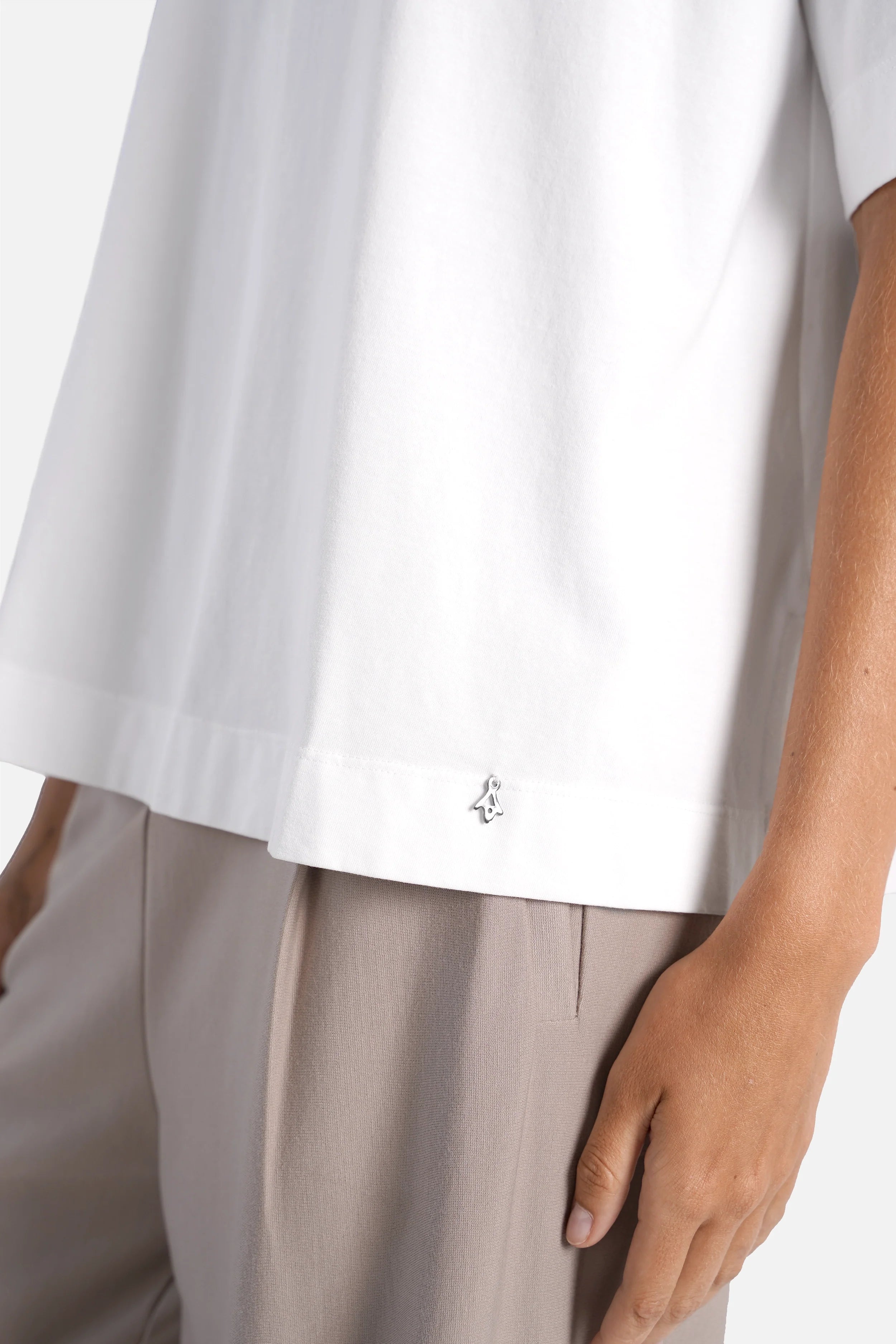 NITI.K Shirt aus elastischem Baumwolljersey mit Rundhalsausschnitt und kastiger Passform