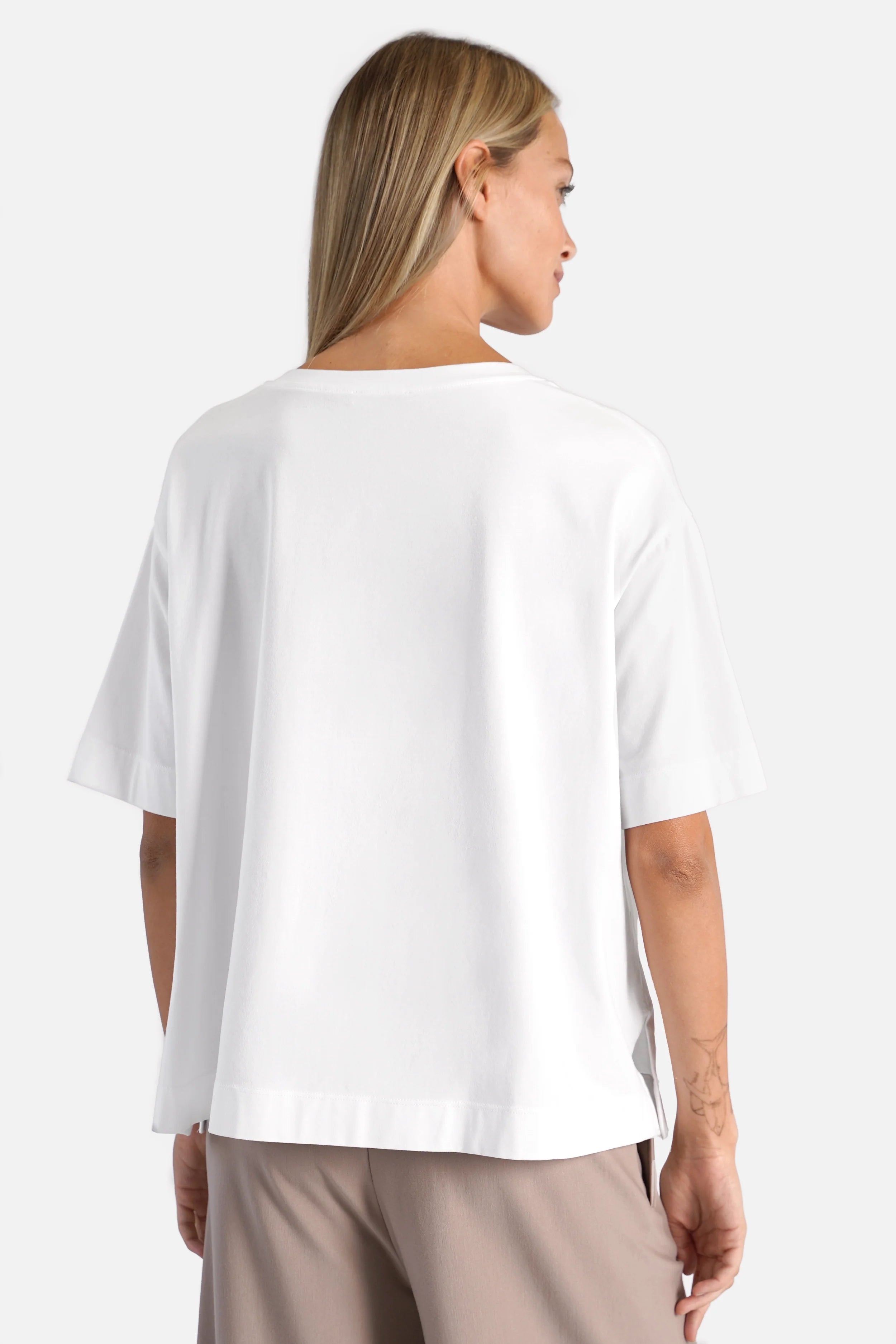 NITI.K Shirt aus elastischem Baumwolljersey mit Rundhalsausschnitt, Kastenform und seitlichen Schlitzen, modern und formstabil