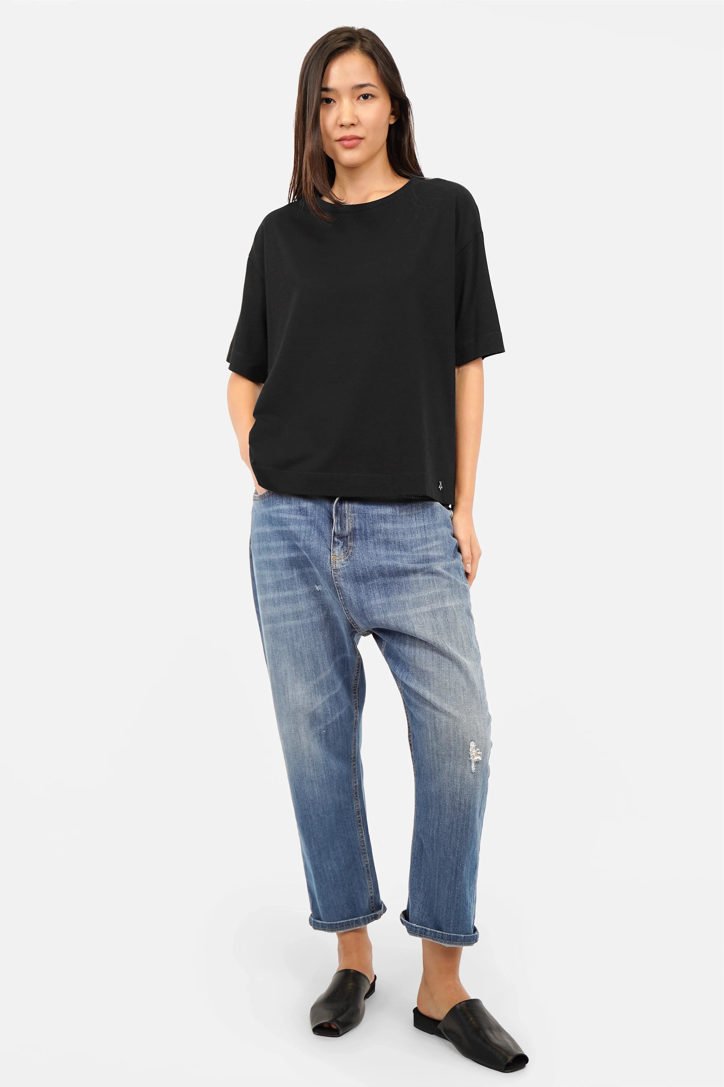 NITI.K Shirt aus elastischem Baumwolljersey mit Rundhalsausschnitt, kastiger Passform und seitlichen Schlitzen, modern und formstabil.