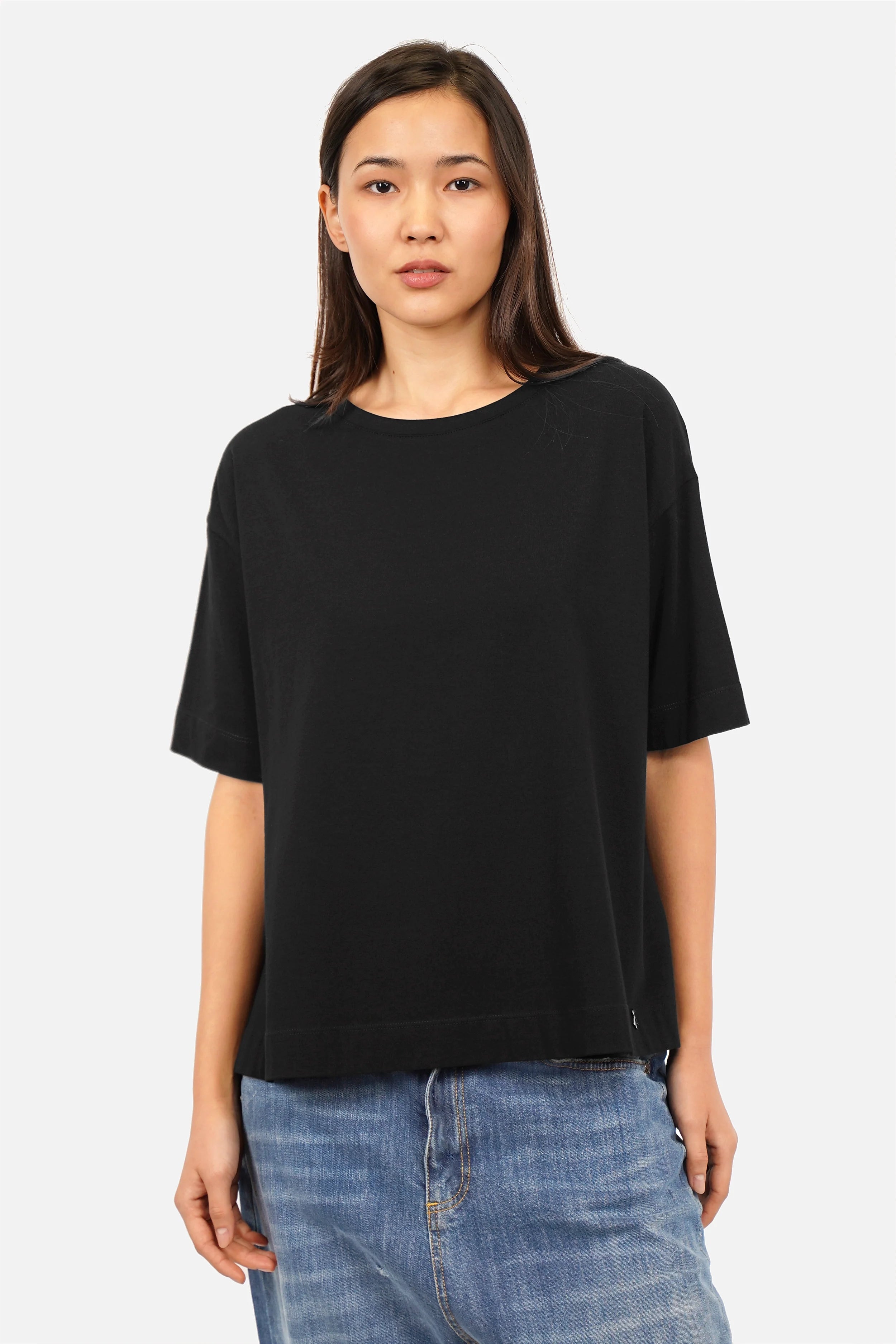 NITI.K Shirt aus elastischem Baumwolljersey mit Rundhalsausschnitt, kastiger Passform und seitlichen Schlitzen.