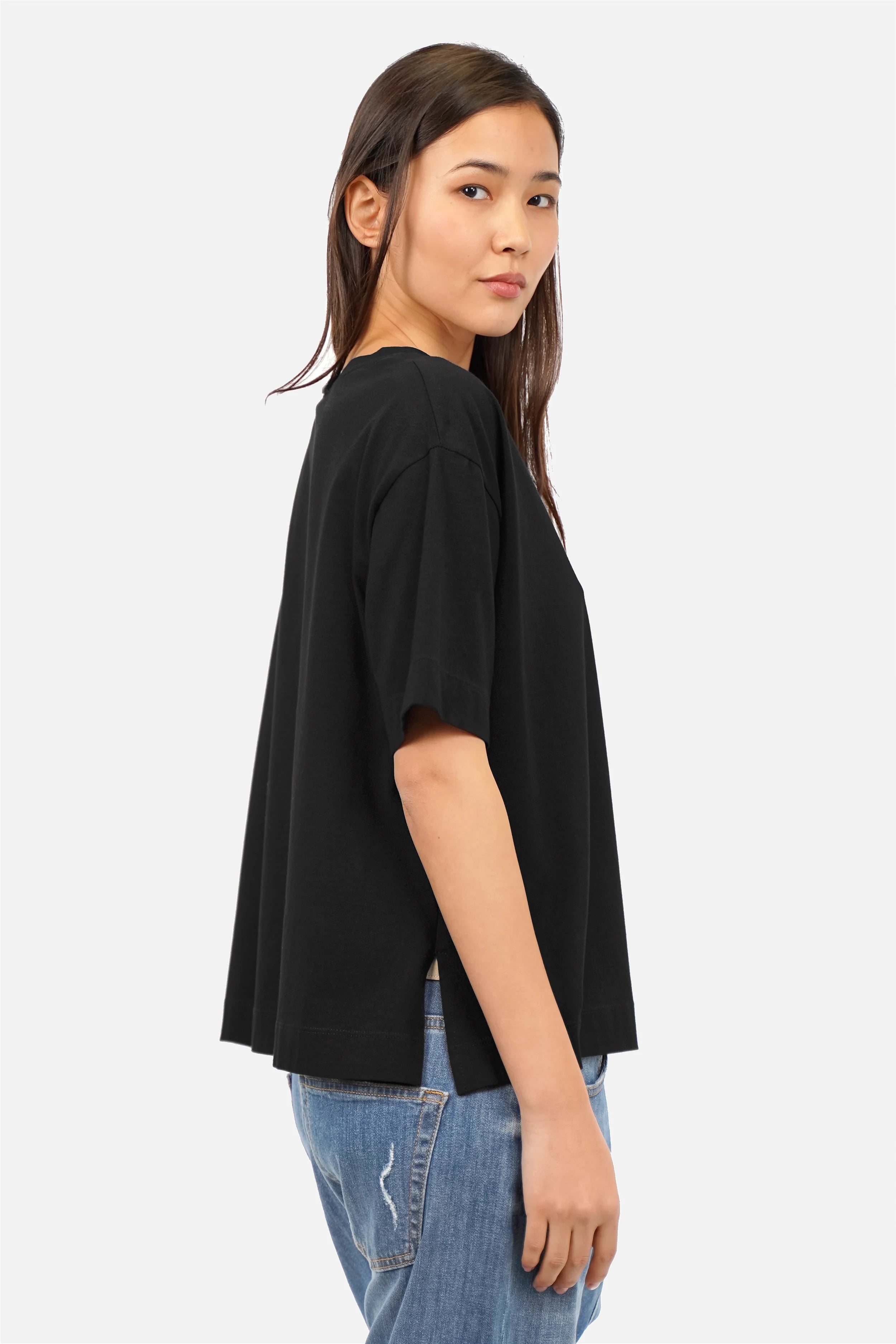 NITI.K Shirt aus elastischem Baumwolljersey mit Rundhalsausschnitt, kastiger Passform und seitlichen Schlitzen, modern und formstabil