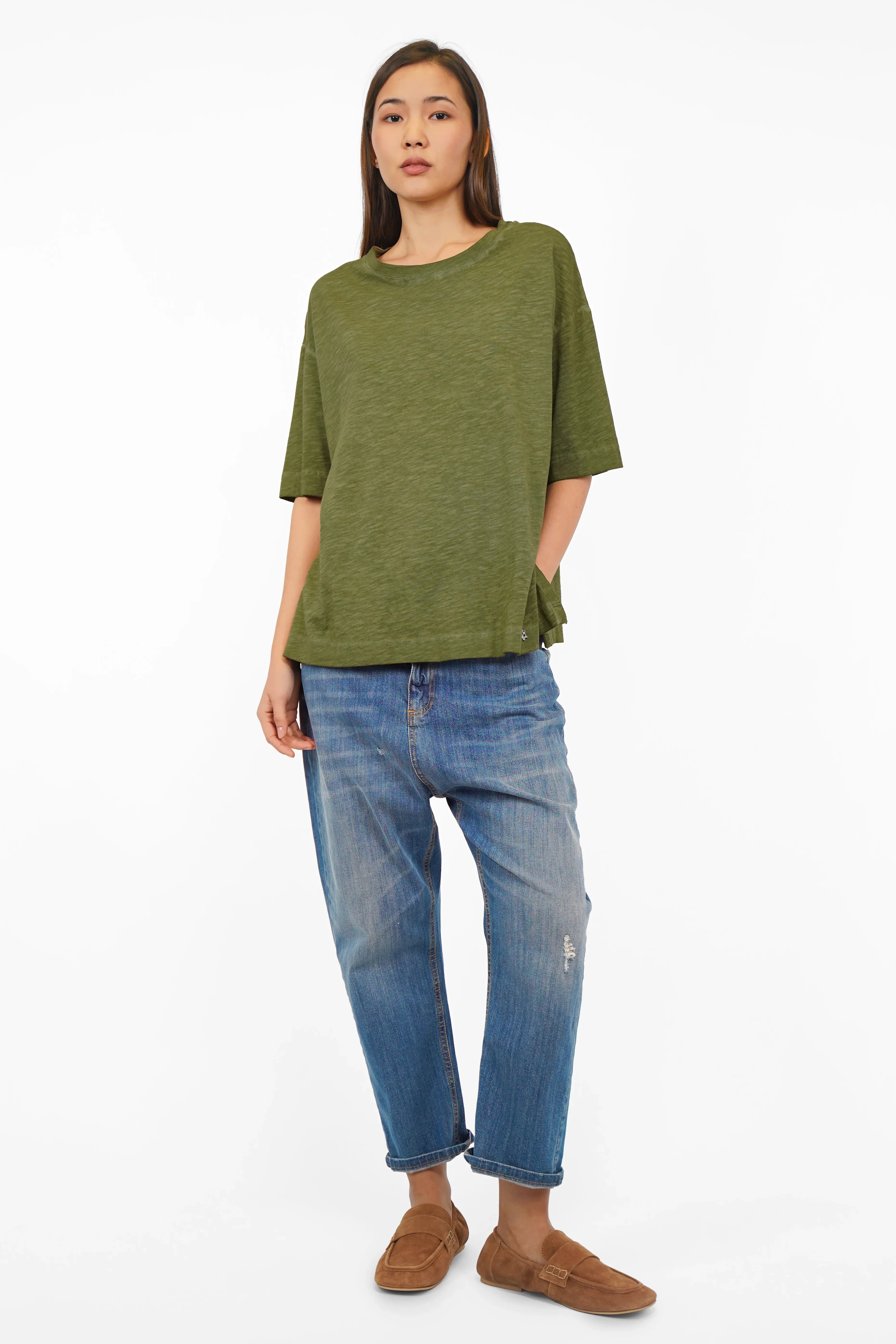 NITI Revive T-Shirt mit kastiger Passform, überschnittenen Schultern und seitlichen Schlitzen, modernes Unikat aus cold-washed Baumwolle