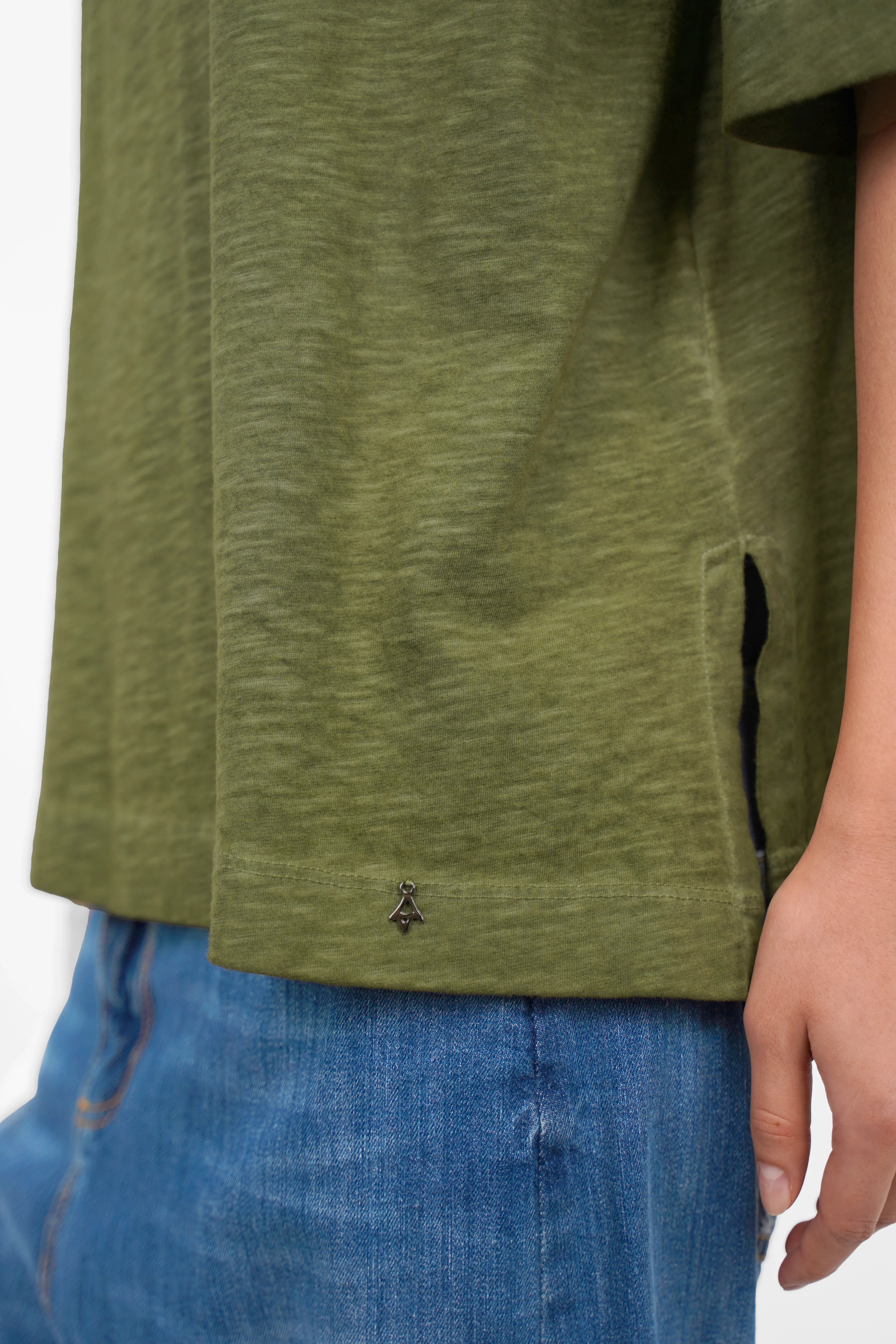 NITI Revive T-Shirt mit kastiger Passform, Rundhalsausschnitt und seitlichen Schlitzen aus cold-washed Baumwolle.