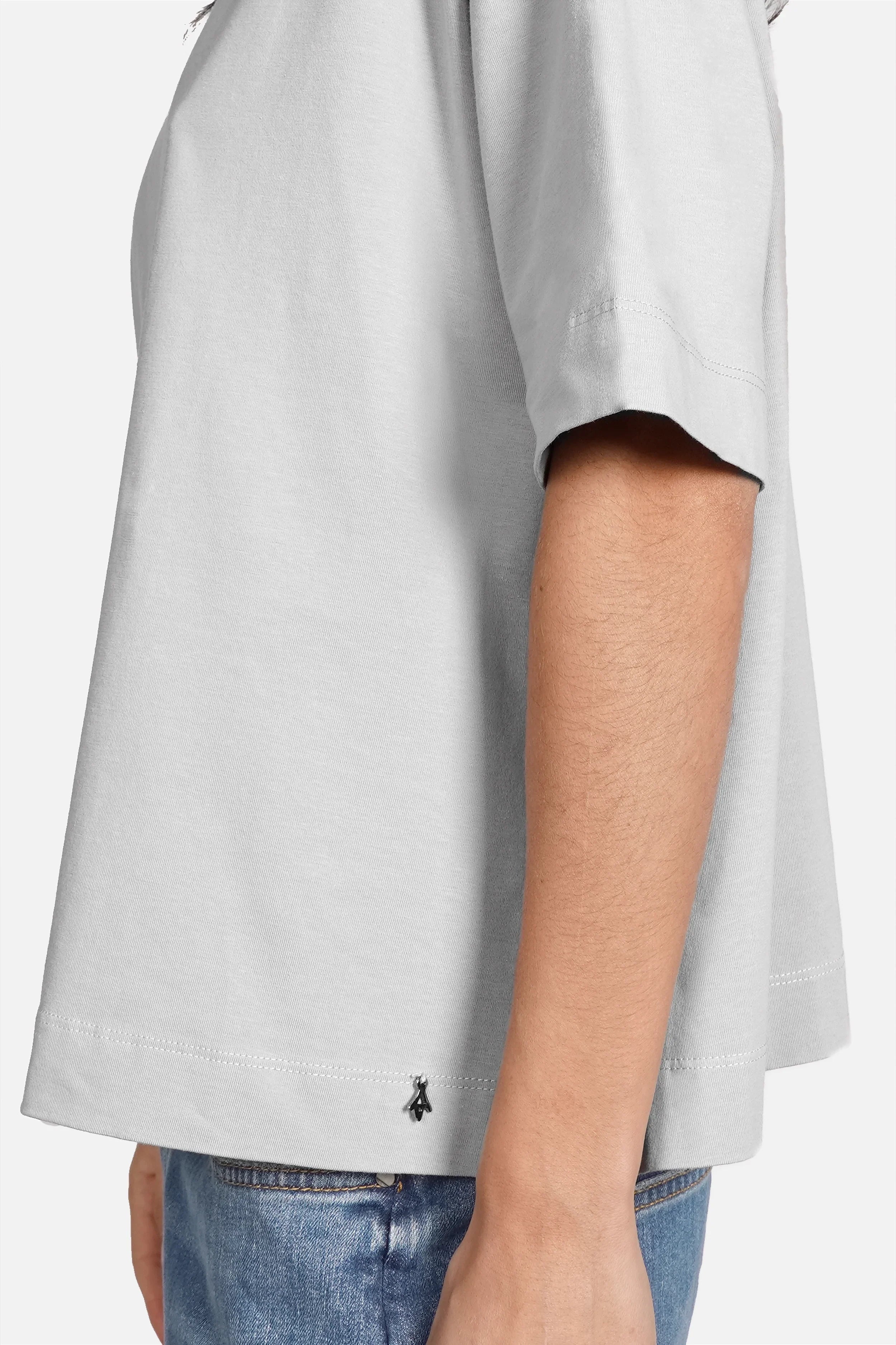 NITI.K Shirt aus elastischem Baumwolljersey mit Rundhalsausschnitt, kastiger Passform und seitlichen Schlitzen