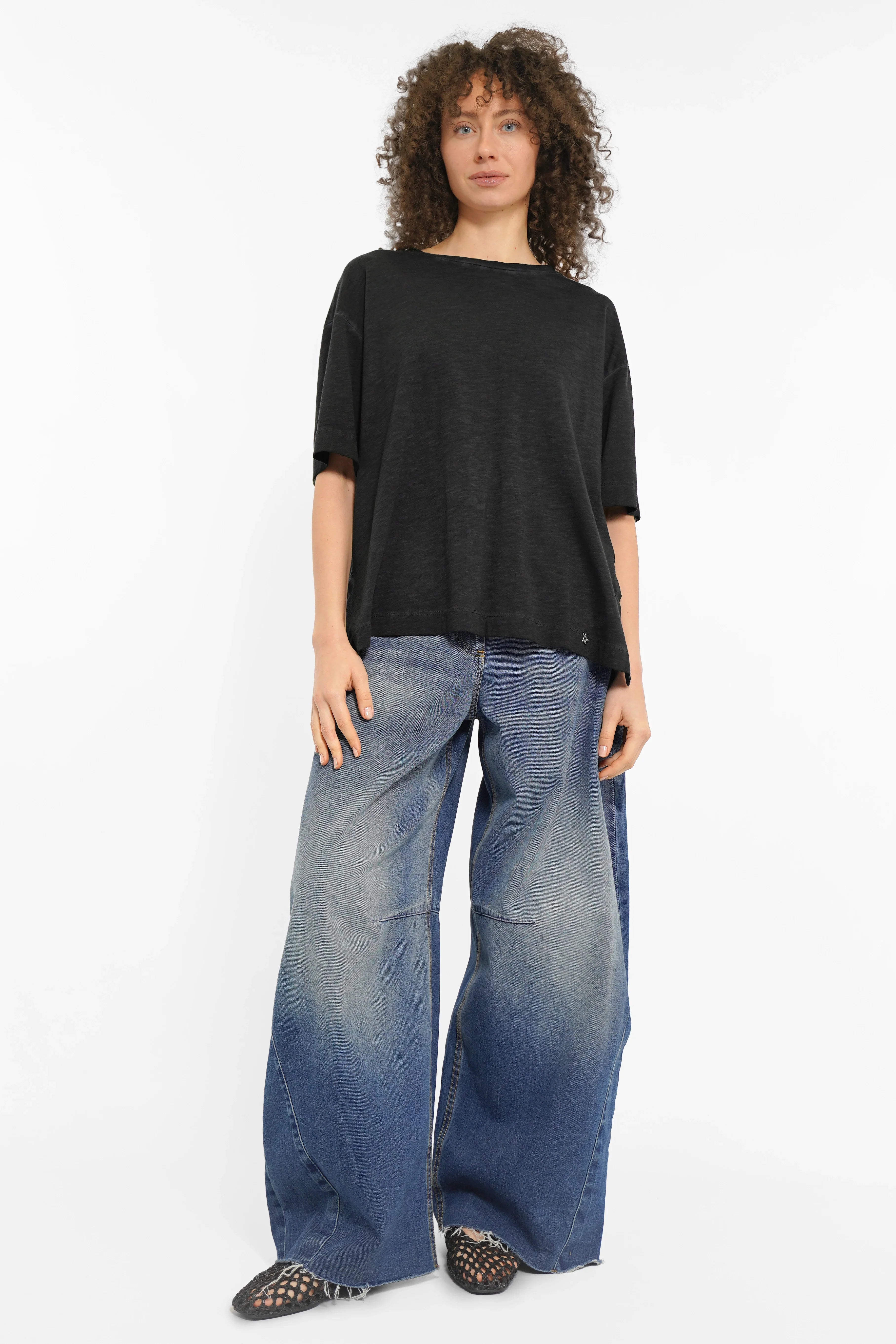 NITI Revive T-Shirt aus cold-washed Baumwolle mit kastiger Passform, Rundhalsausschnitt und seitlichen Schlitzen.