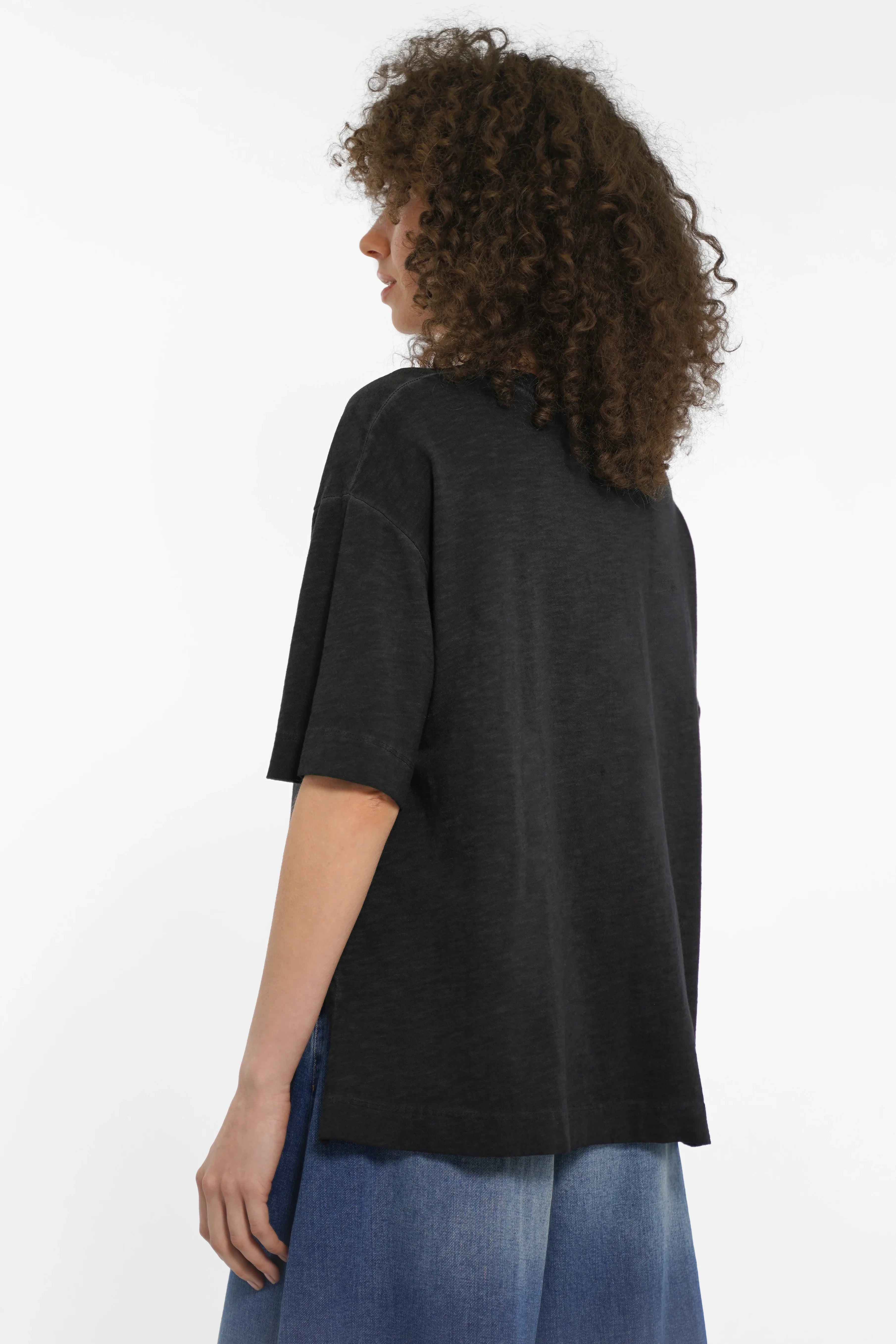NITI Revive T-Shirt mit kastiger Passform und seitlichen Schlitzen aus cold-washed Baumwolle