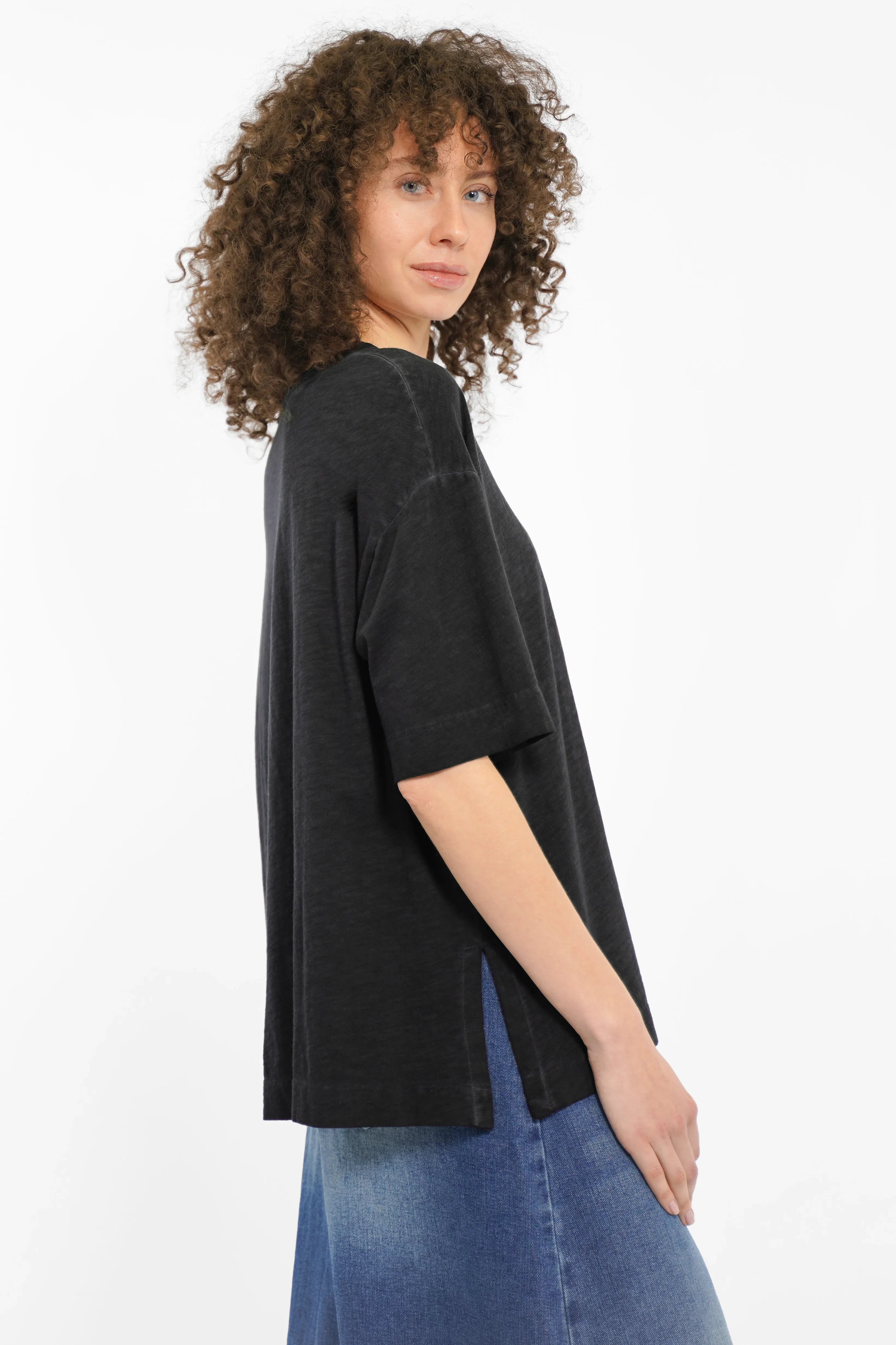 NITI Revive T-Shirt mit kastiger Passform, Rundhalsausschnitt und seitlichen Schlitzen aus cold-washed Baumwolle