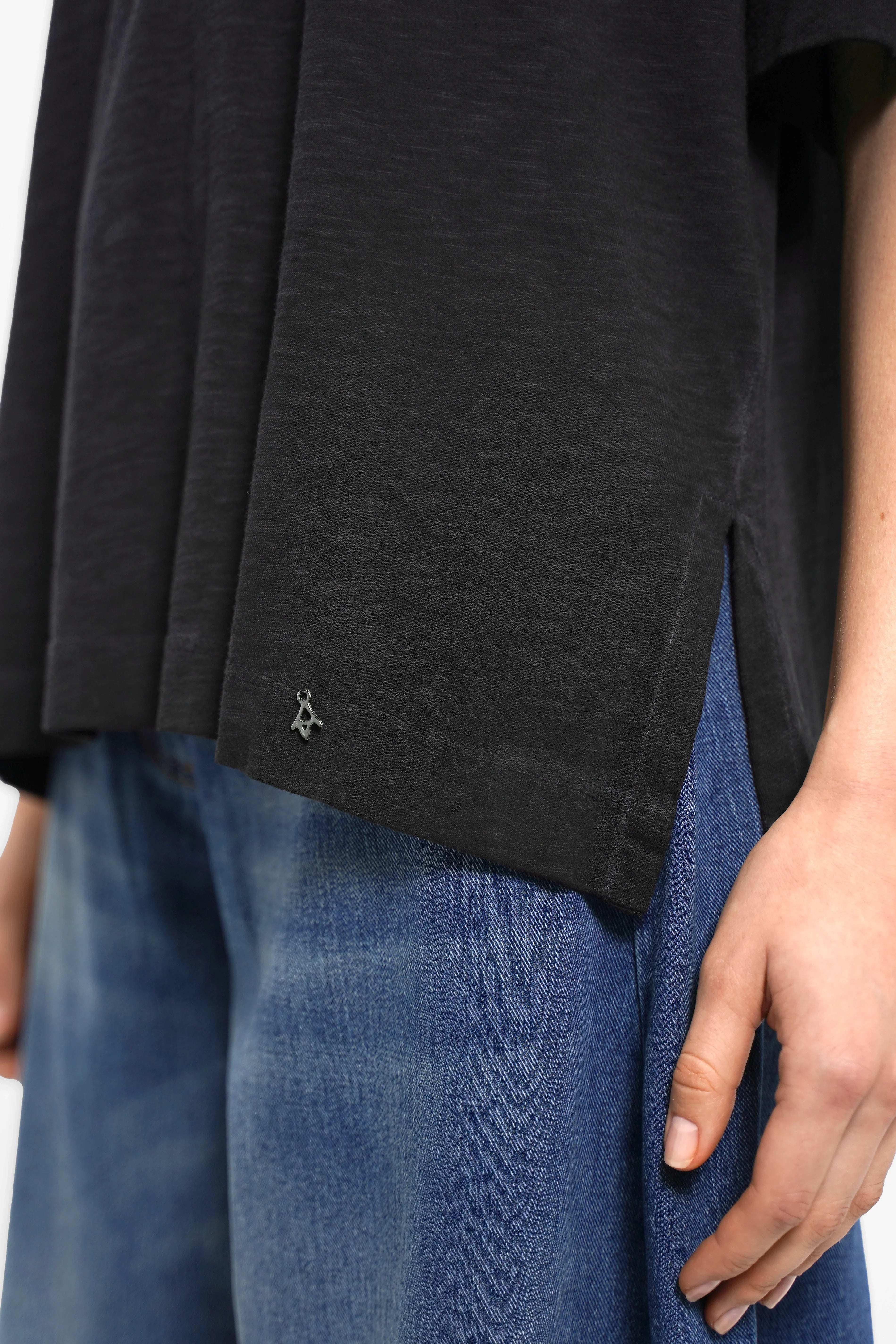 NITI Revive T-Shirt aus cold-washed Baumwolle mit kastiger Passform und seitlichen Schlitzen