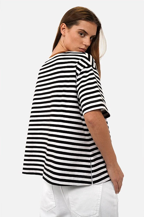 NITI.K T-Shirt aus elastischem Baumwolljersey mit Rundhalsausschnitt und seitlichen Schlitzen