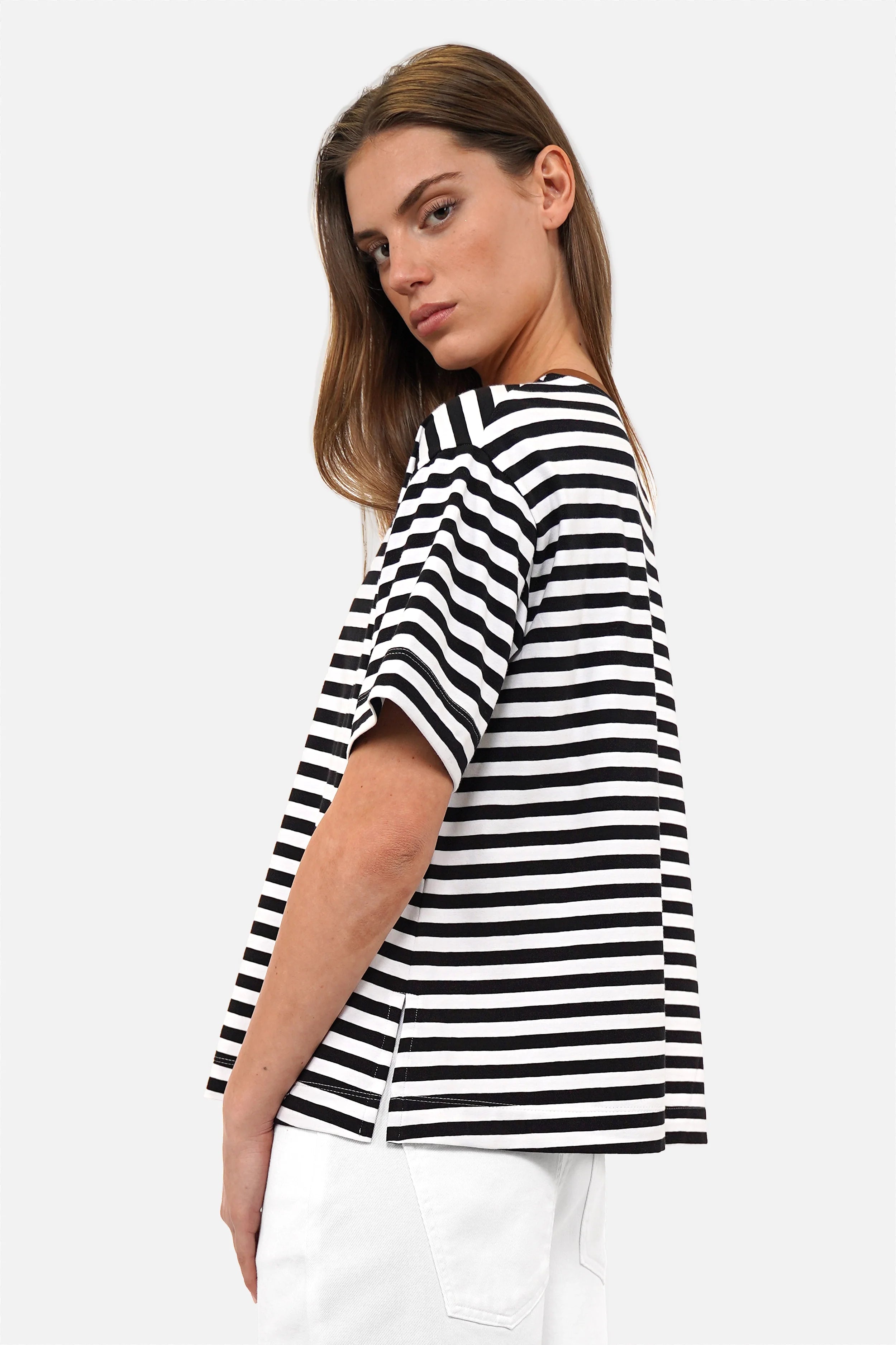 NITI.K T-Shirt elastisch Baumwolljersey rundhalsausschnitt kastenform seitliche schlitz modern entspannt