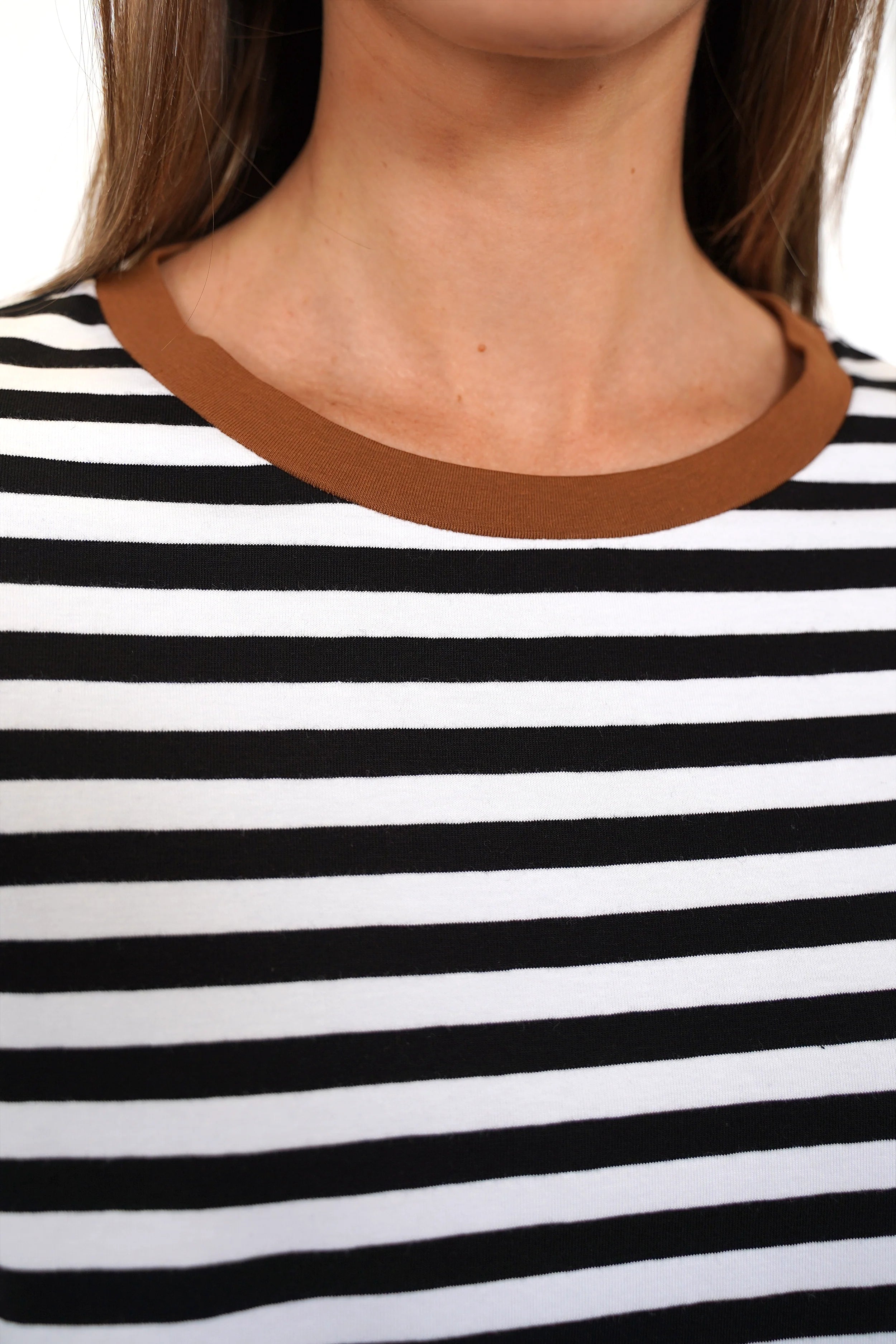 NITI.K T-Shirt in elastic cotton jersey with relaxed fit, round neckline, and side slits, worn by model.