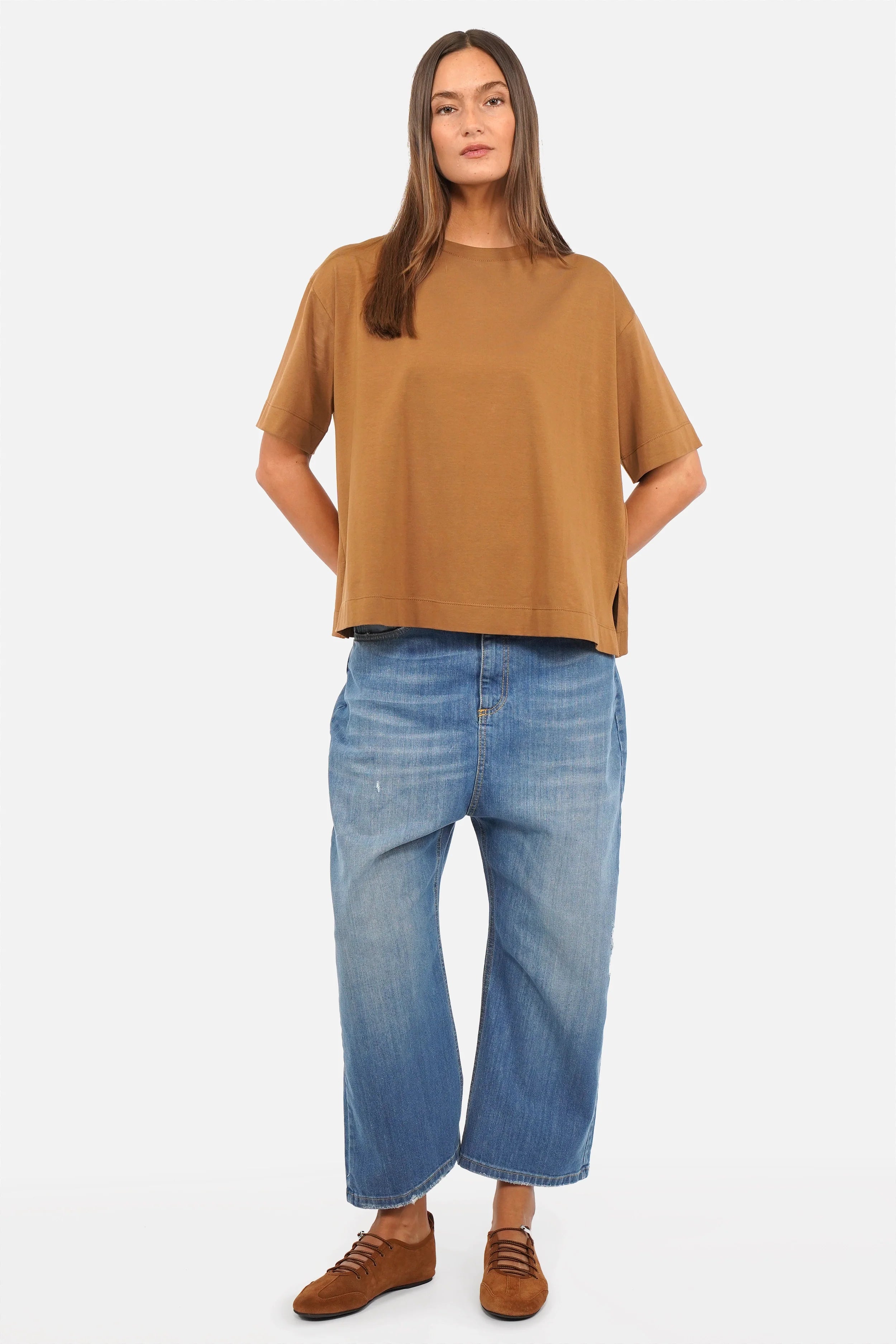 NITI.K T-Shirt aus elastischem Baumwolljersey mit Rundhalsausschnitt, kastiger Passform und seitlichen Schlitzen