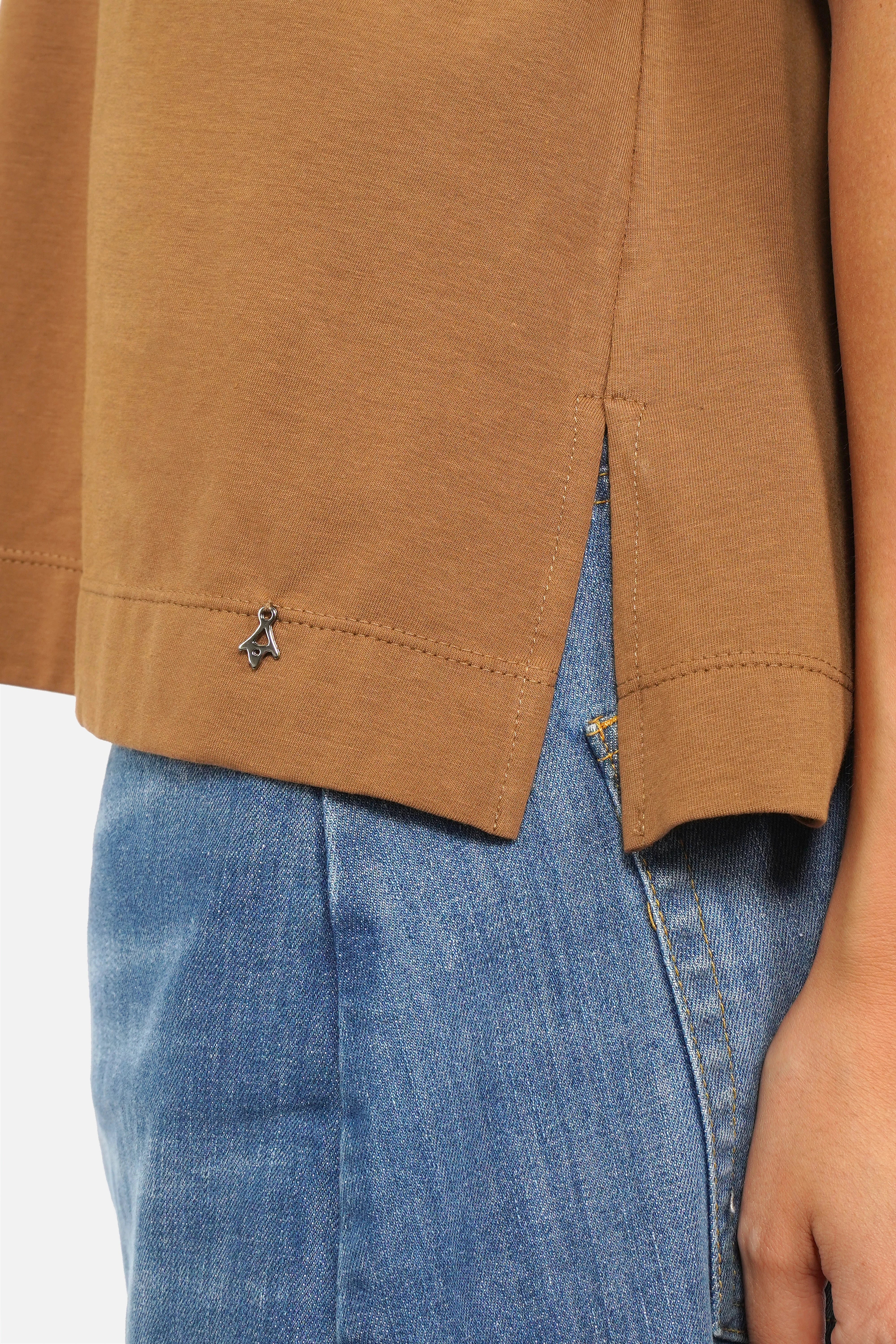 NITI.K T-Shirt aus elastischem Baumwolljersey mit Rundhalsausschnitt und seitlichen Schlitzen, kastige Passform