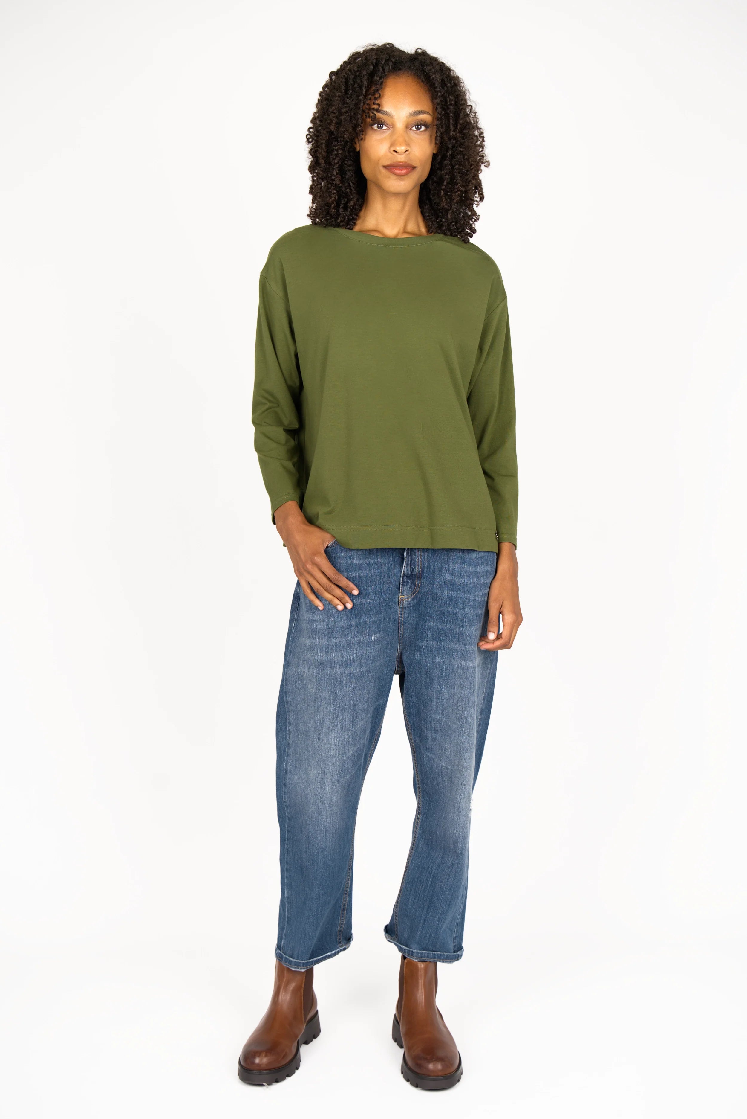 NITI.K Langarm Shirt olive green long sleeve relaxed fit cotton jersey top with round neckline and side slits worn with jeans and brown boots