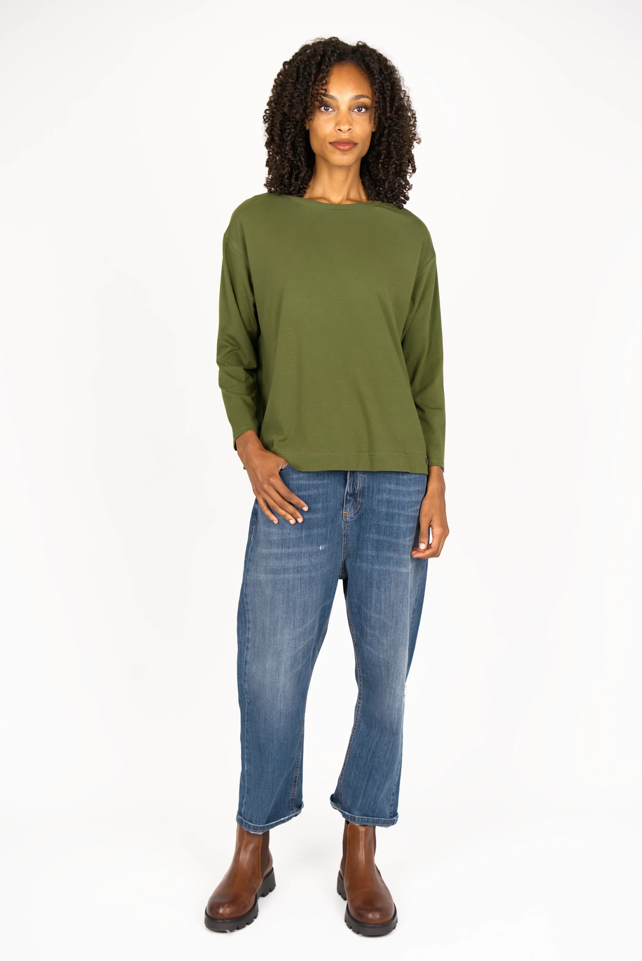 NITI.K Langarm Shirt green long sleeve relaxed fit cotton jersey with round neck and side slits worn by model