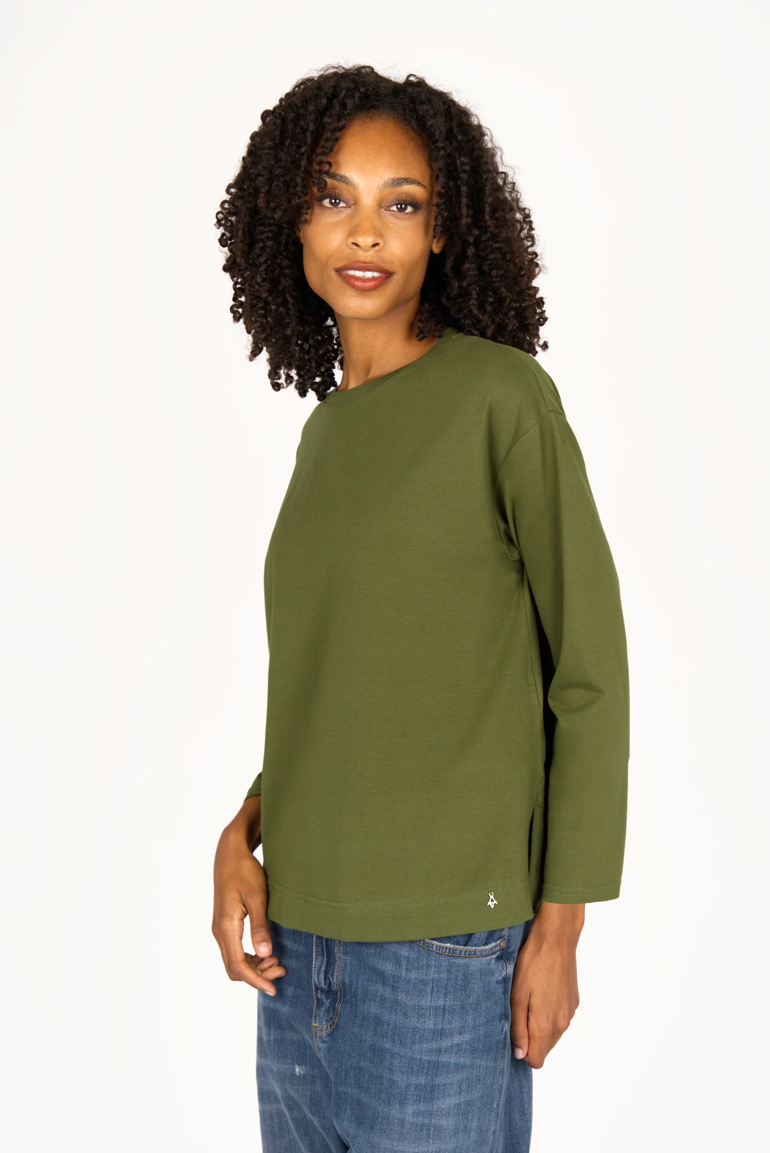 Woman wearing green NITI.K Langarm Shirt with long sleeves and relaxed fit