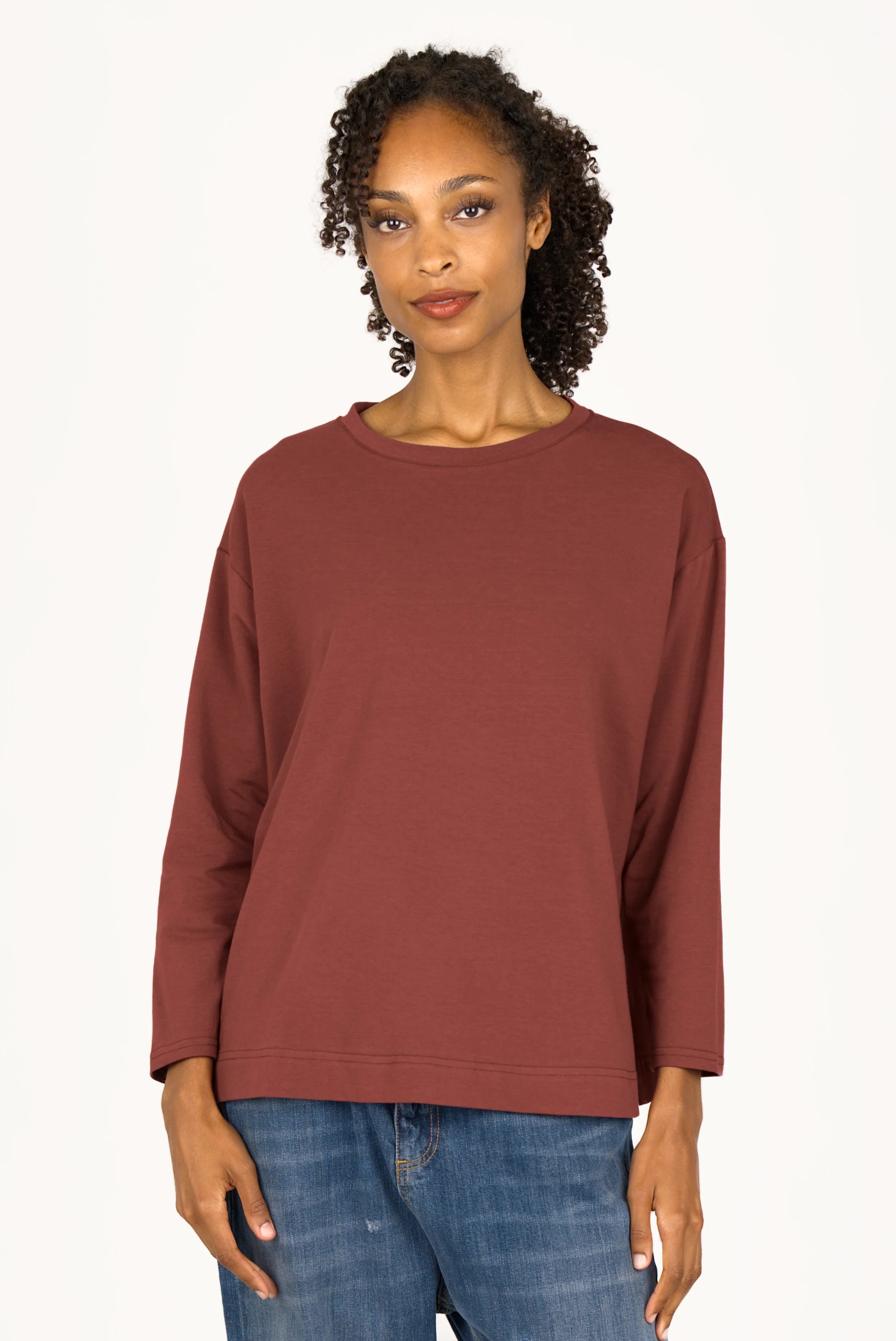 Woman wearing a relaxed fit NITI.K Langarm Shirt in brown with long sleeves and round neckline