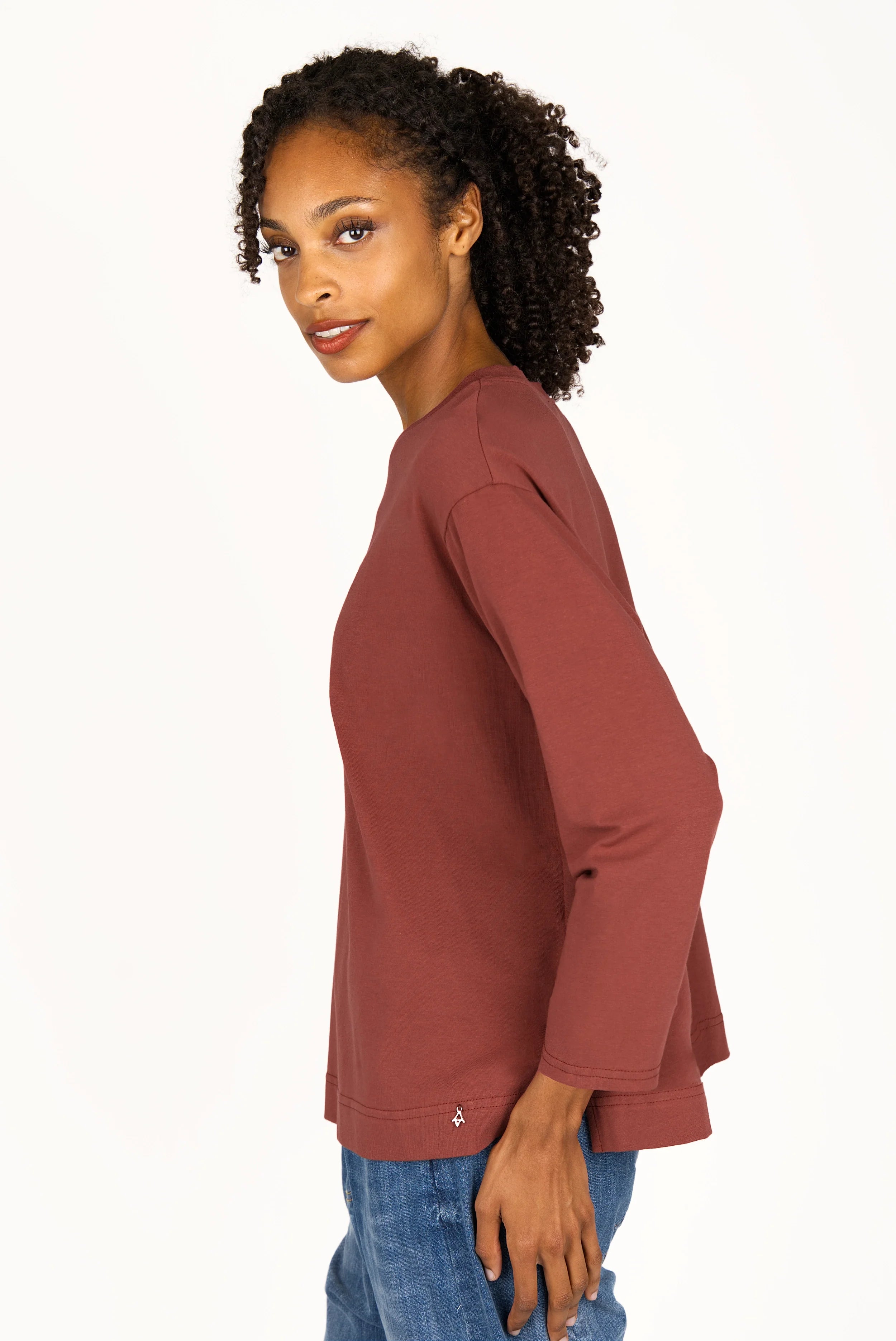 Woman wearing a relaxed fit NITI.K Langarm Shirt in brown with long sleeves and side slits