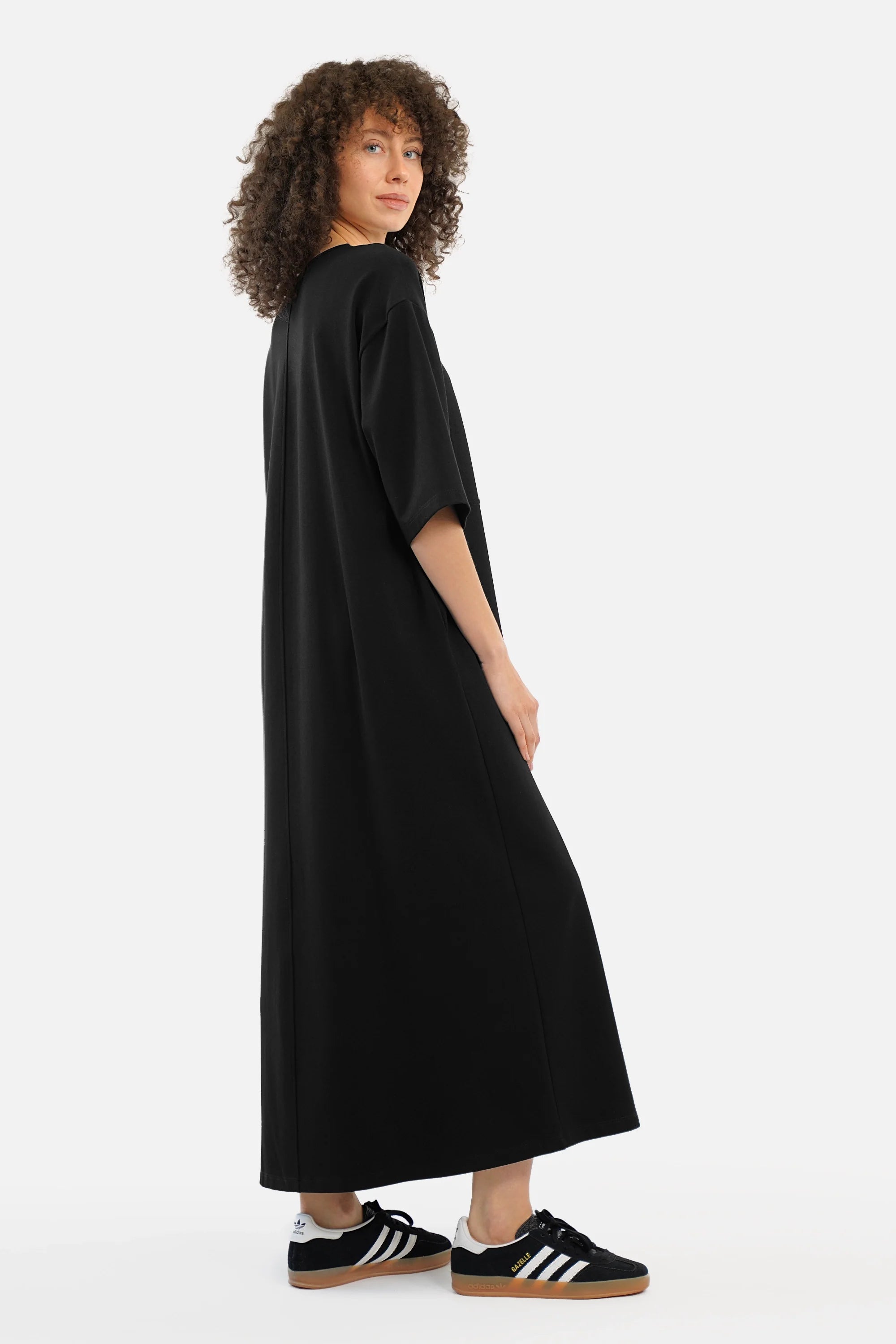 NIVKA jersey maxikleid aus mittelschwerem Viskosenjersey mit rundhalsausschnitt und seitlichen Eingrifftaschen