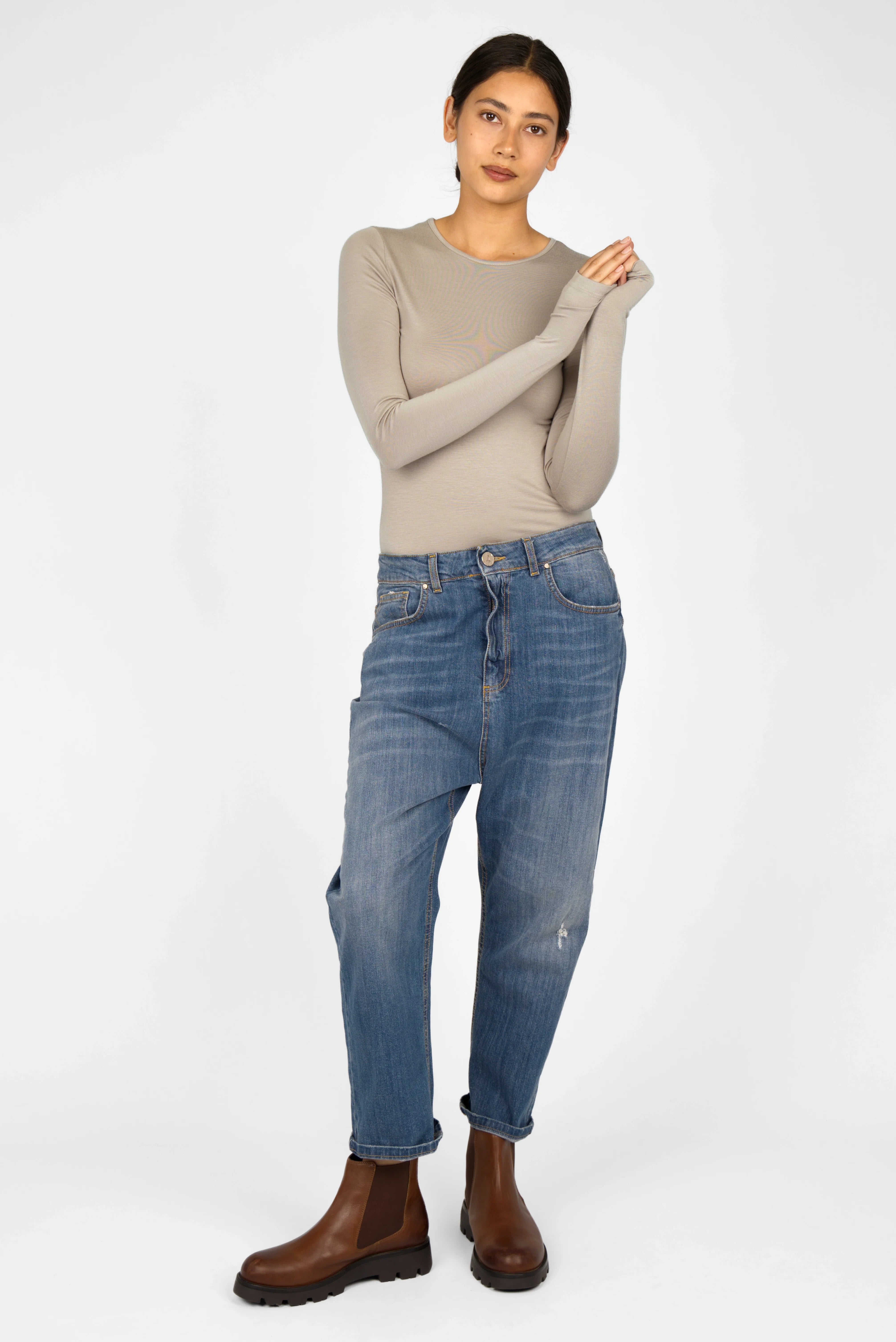 Woman wearing beige NJELI Longsleeve with thumb holes and slim fit paired with blue jeans and brown boots