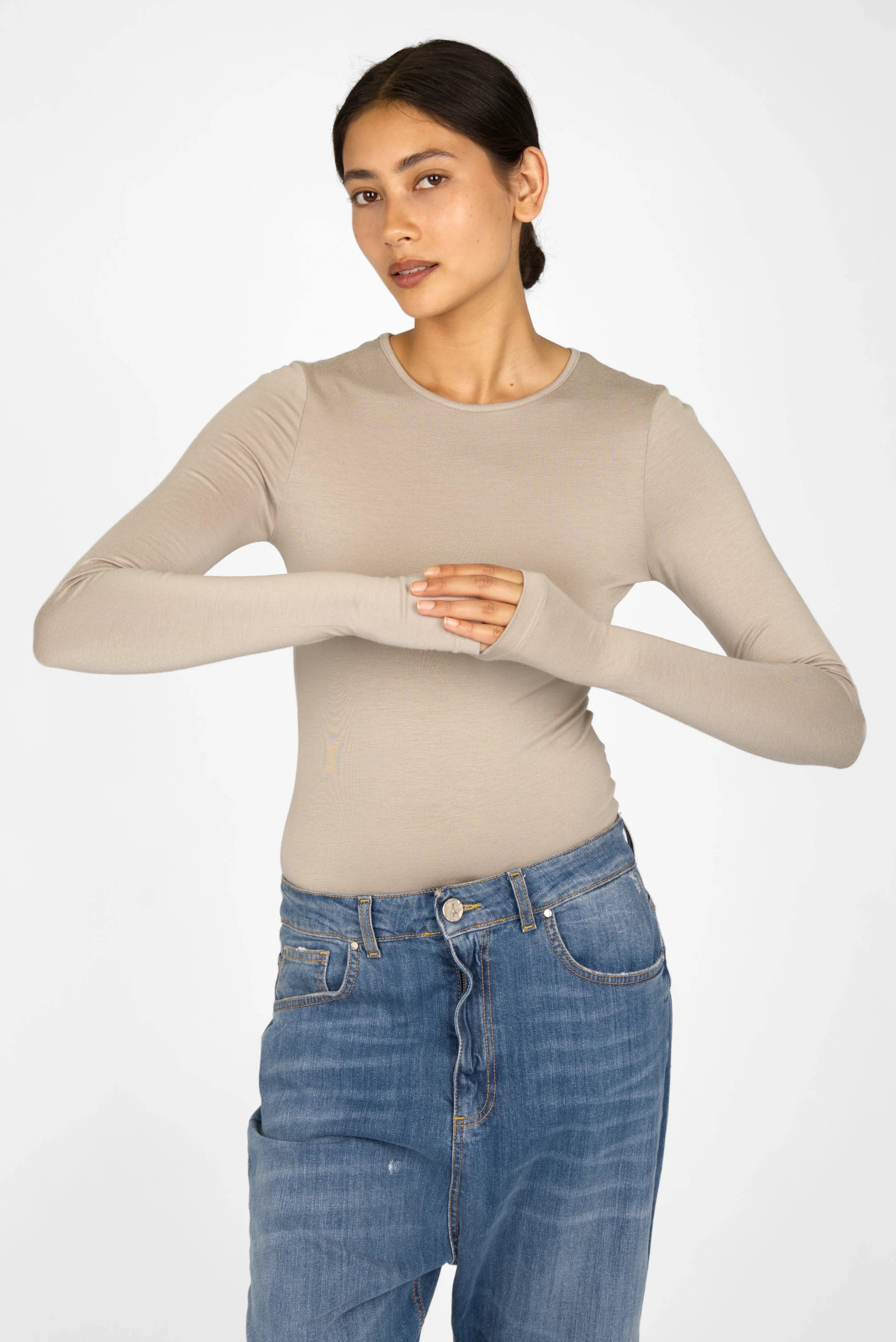 NJELI Longsleeve beige slim fit with thumb holes and round neckline on female model