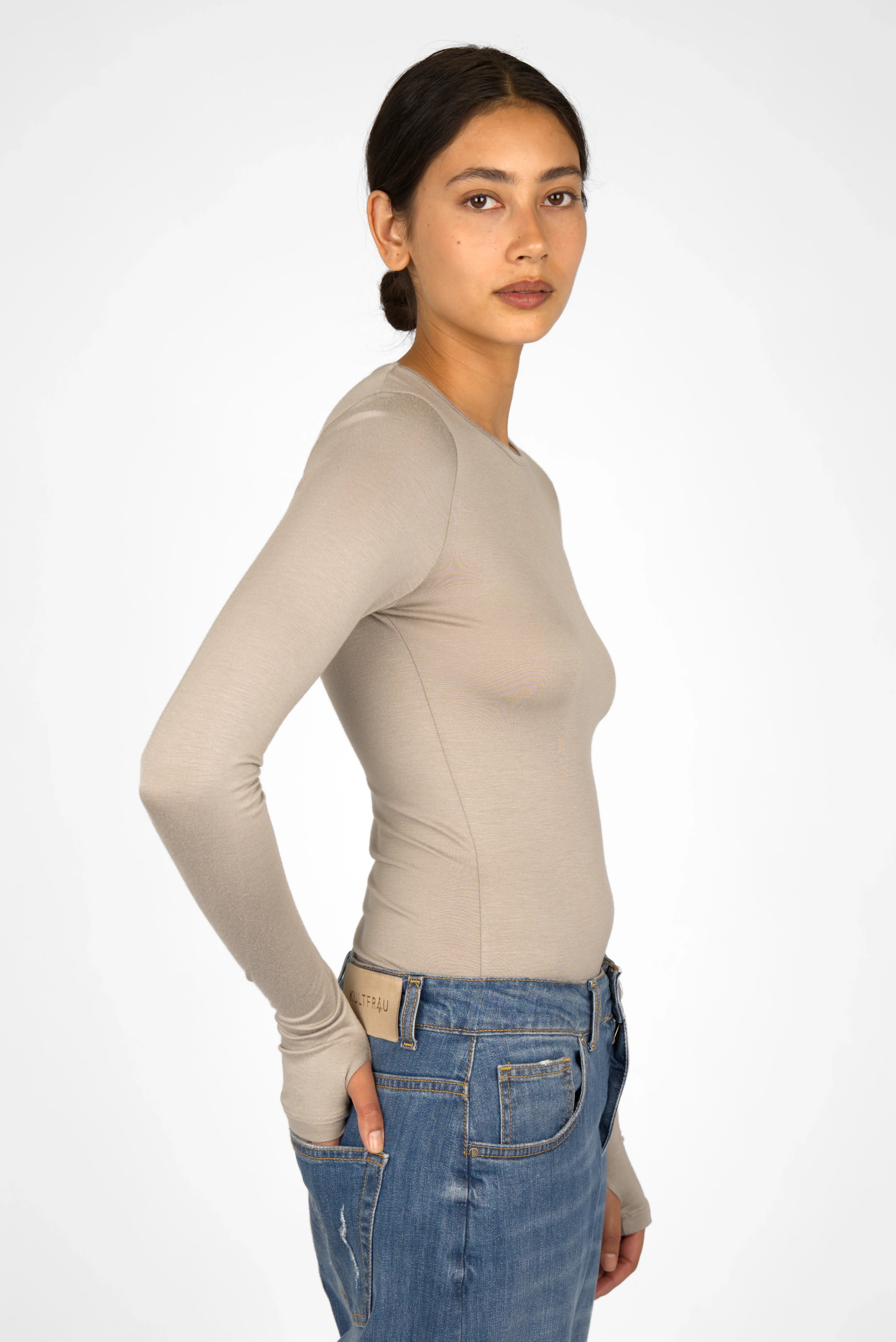 NJELI Longsleeve slim fit beige top with round neckline and thumbhole sleeves made of soft viscose