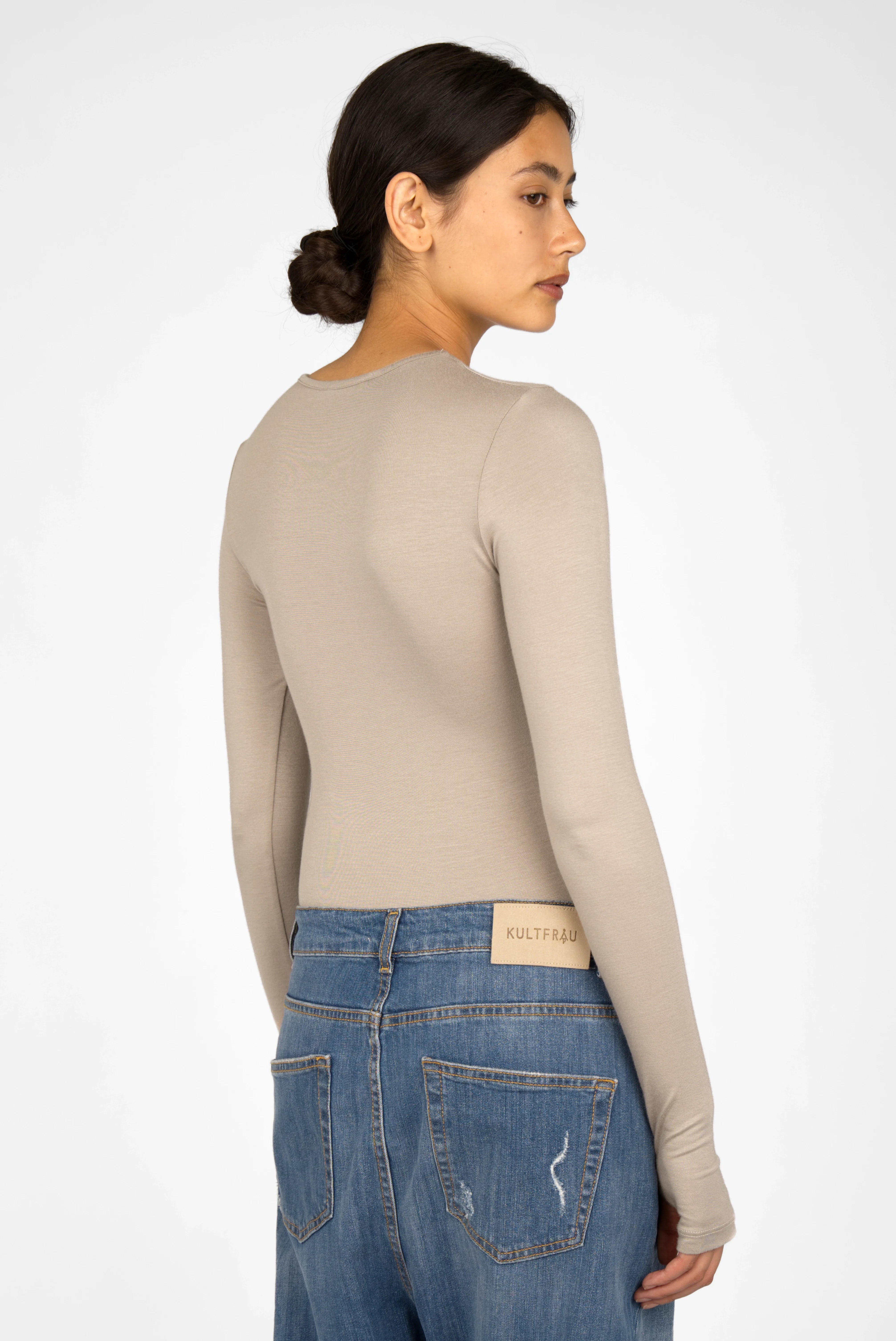 Woman wearing beige NJELI Longsleeve with thumb holes and slim fit from the back