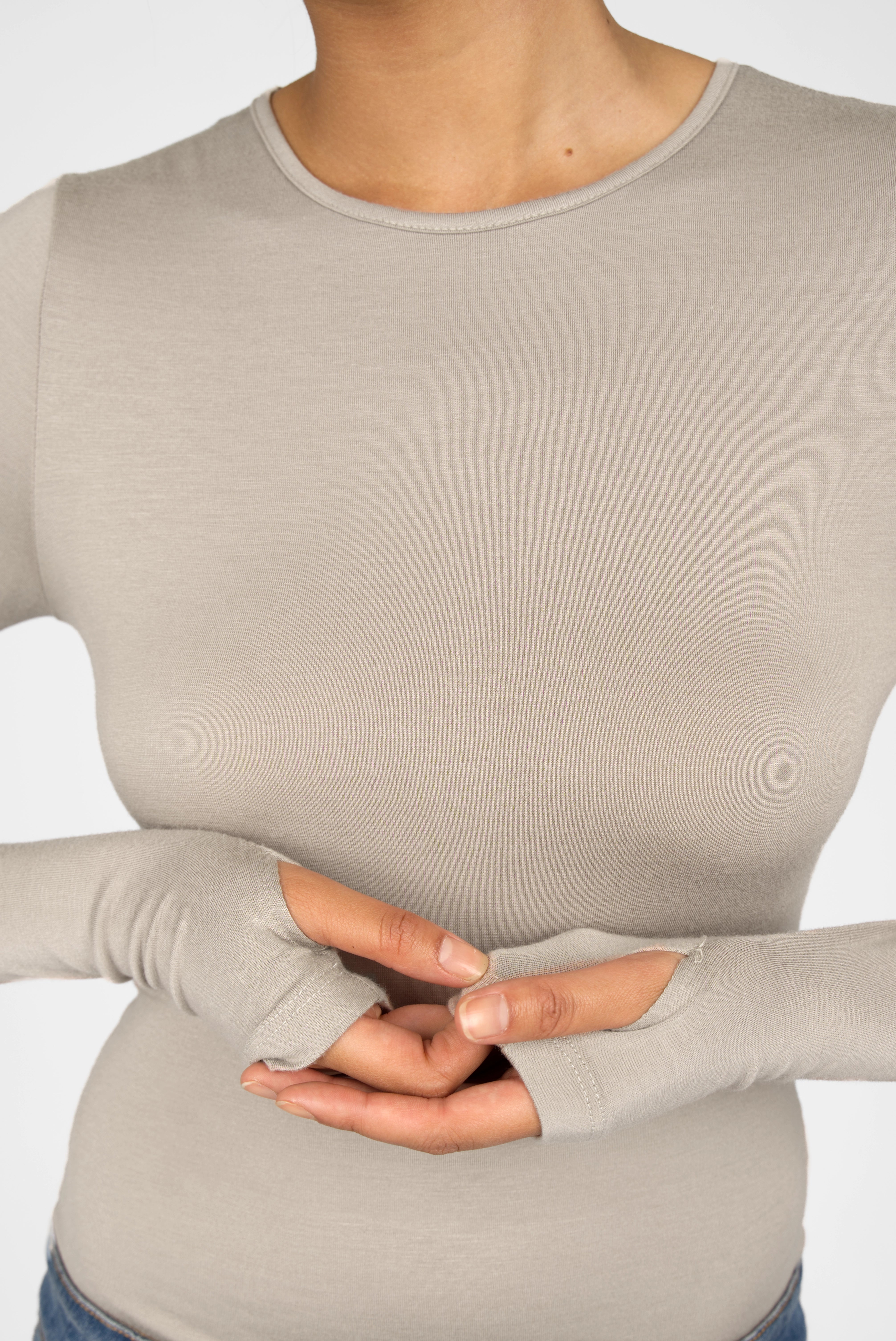 NJELI Longsleeve slim fit beige with round neckline and thumb hole sleeves made of soft viscose