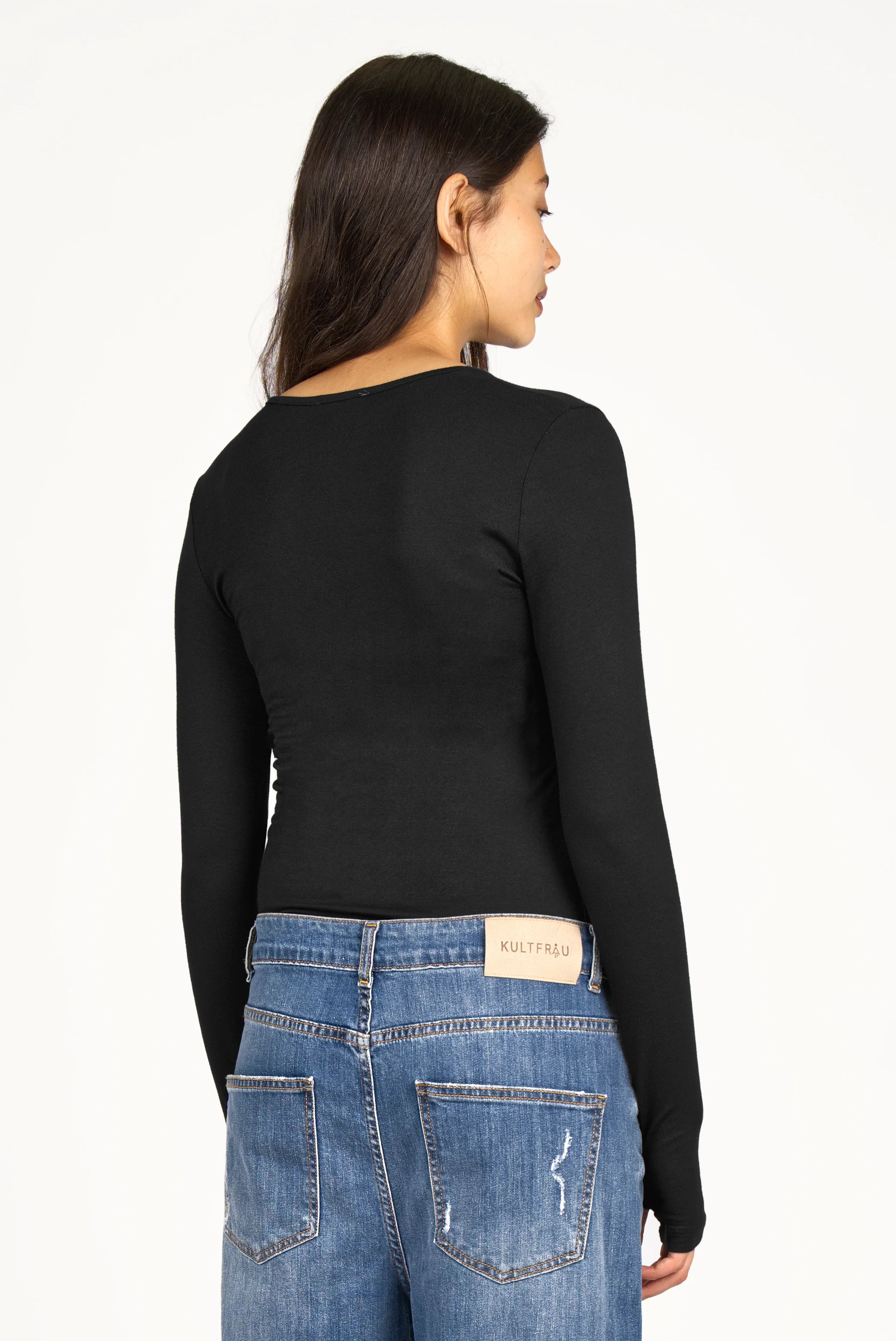 Woman wearing a black NJELI Longsleeve with round neckline and extra long sleeves featuring thumb holes, slim fit design.