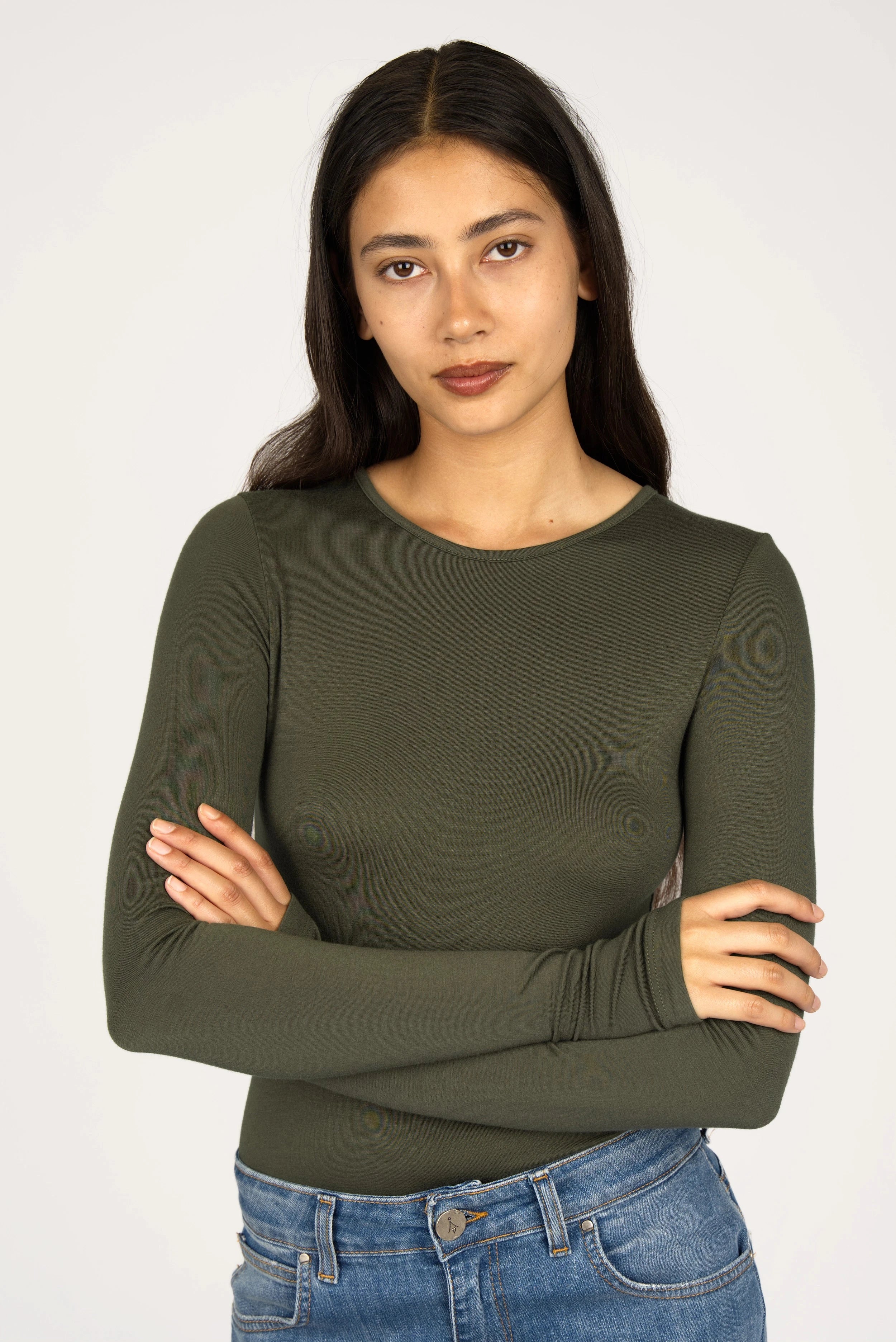 Frau trägt NJELI Longsleeve mit Daumenloch, olivegrün, slim fit, langärmlig, Rundhalsausschnitt