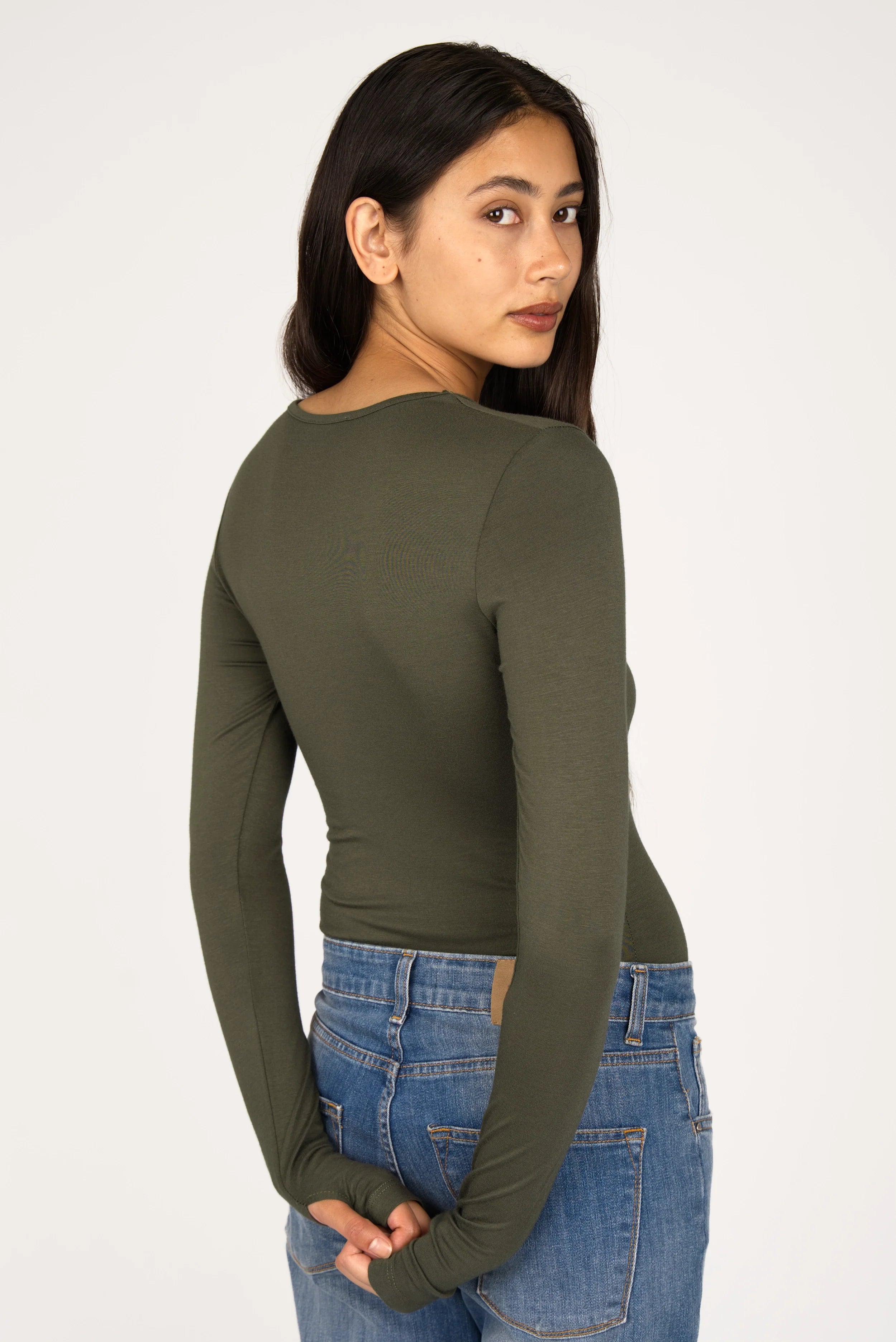 Frau trägt olivegrünes NJELI Longsleeve mit extra langen Ärmeln und Daumenlöchern, Slim Fit, Rückansicht