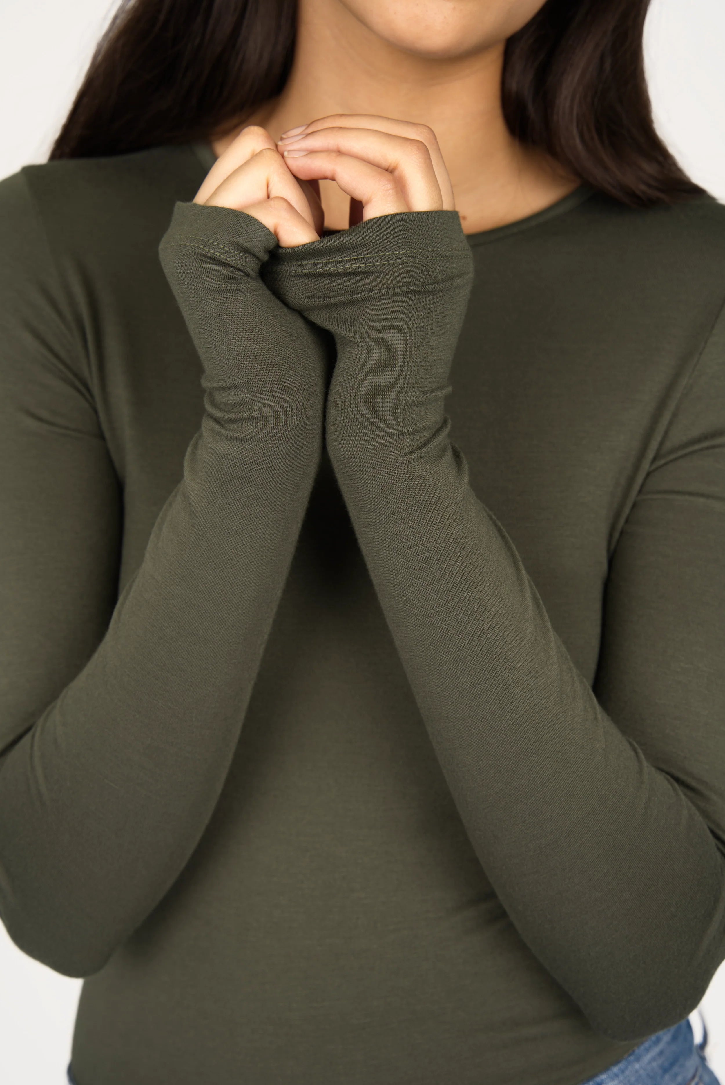 NJEILI Longsleeve olive green slim fit with extra long sleeves and thumbholes front view