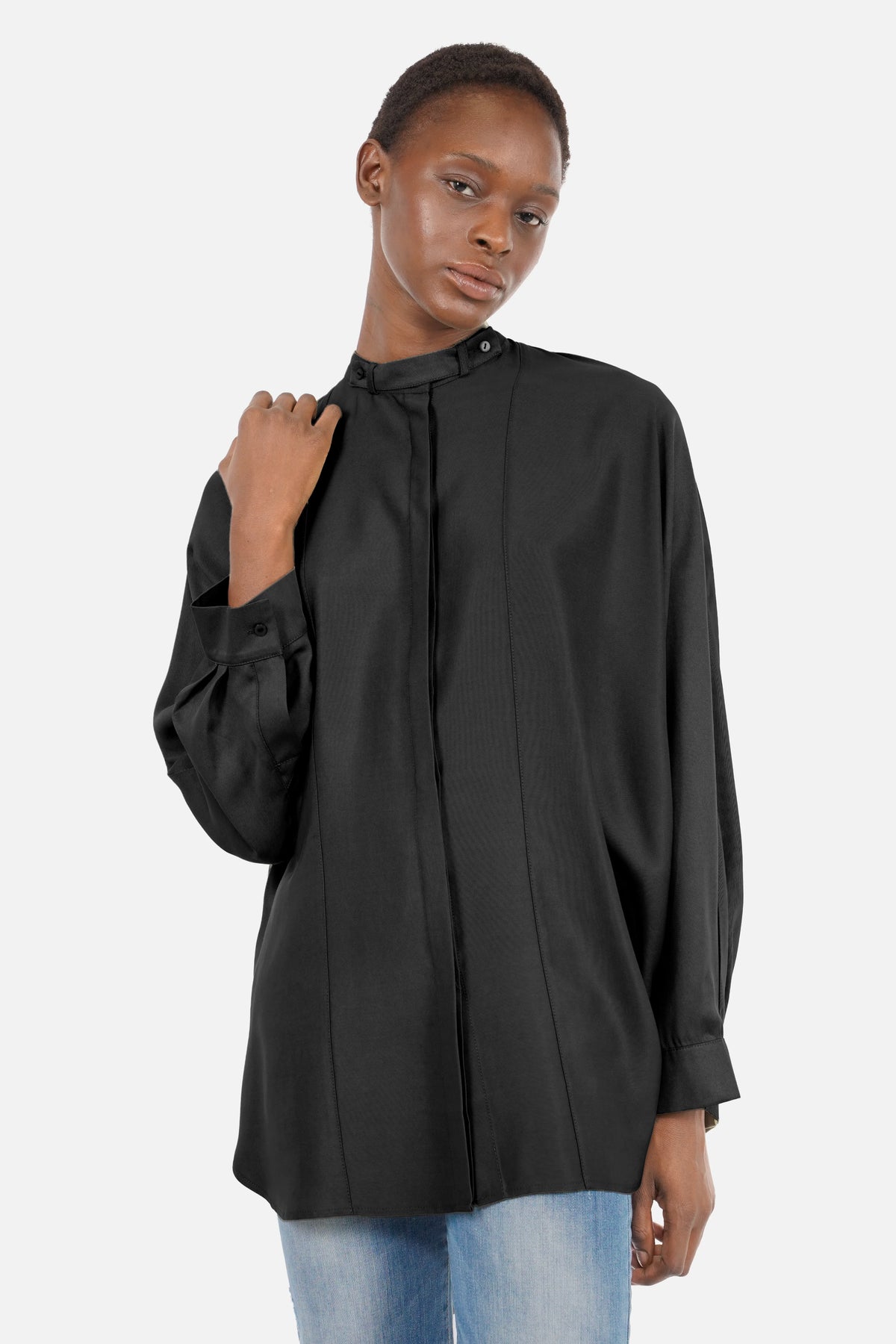 NORAA Oversize-Bluse aus Lyocell mit schmalem Stehkragen und verdeckter Knopfleiste