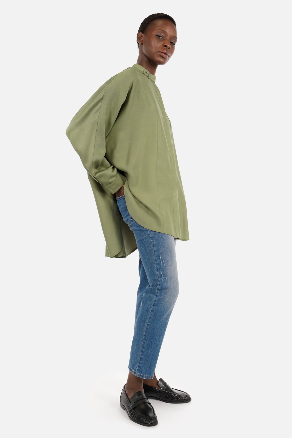Oversize-Bluse aus fließendem Lyocell mit Stehkragen und verdeckter Knopfleiste