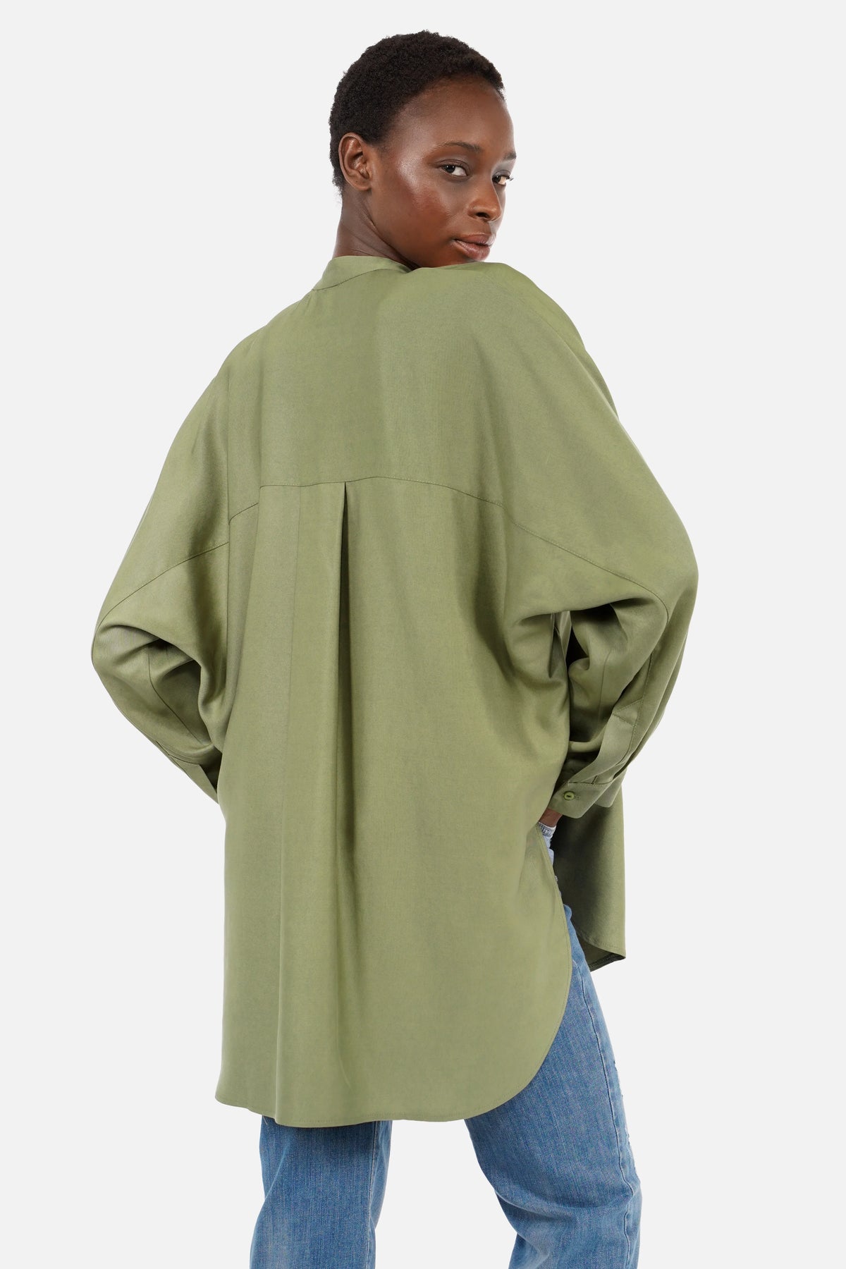 Oversize-Bluse aus fließendem Lyocell mit schmalem Stehkragen und verdeckter Knopfleiste