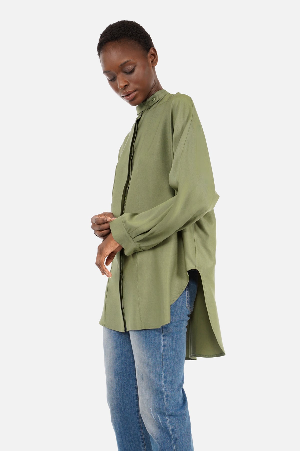 Oversize-Bluse aus Lyocell mit schmalem Stehkragen und verdeckter Knopfleiste in fließender Qualität
