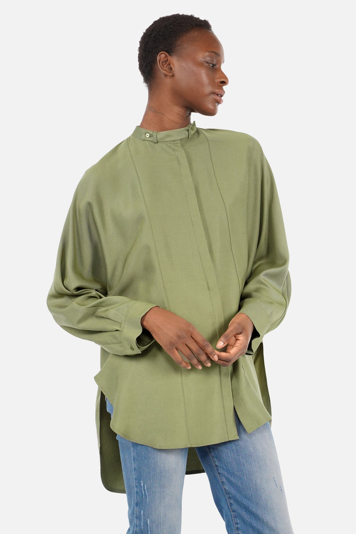 Oversize-Bluse aus Lyocell mit schmalem Stehkragen und verdeckter Knopfleiste, weit geschnittene Ärmel und abgerundeter High-Low-Saum